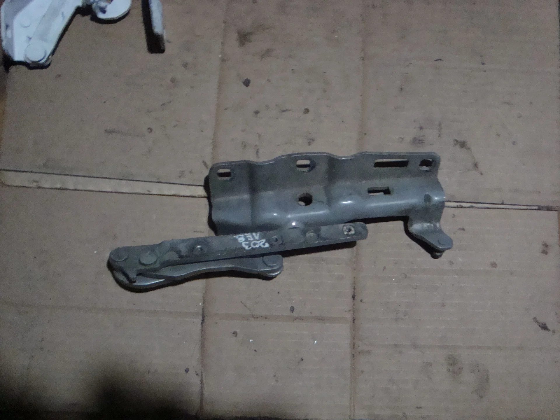 Петля капота левая Mercedes-Benz W203  А2038800328 - миниатюра 2