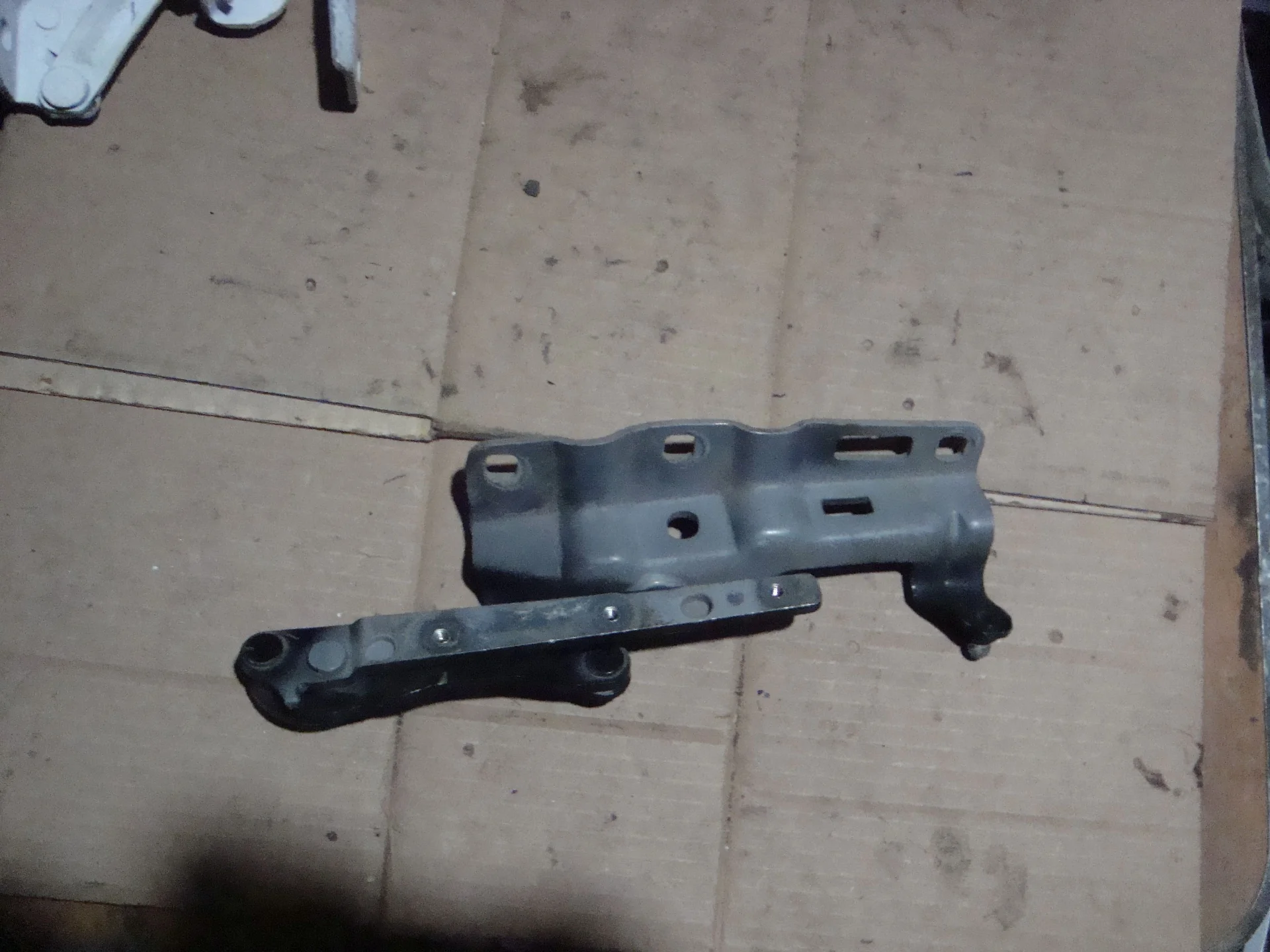 Петля капота левая Mercedes-Benz W203  А2038800328 - миниатюра 2