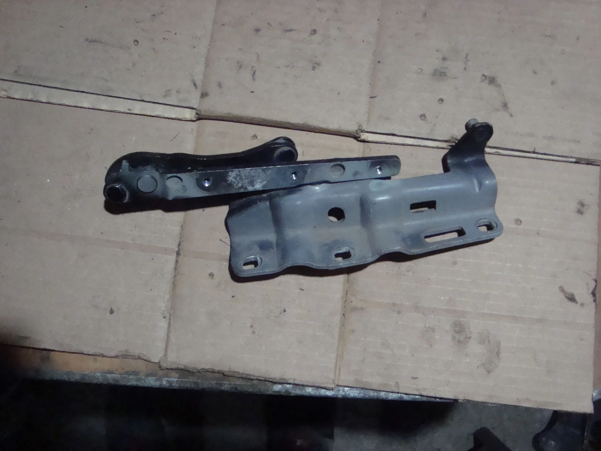 Петля капота правая Mercedes-Benz W203 А2038800428 - миниатюра 2