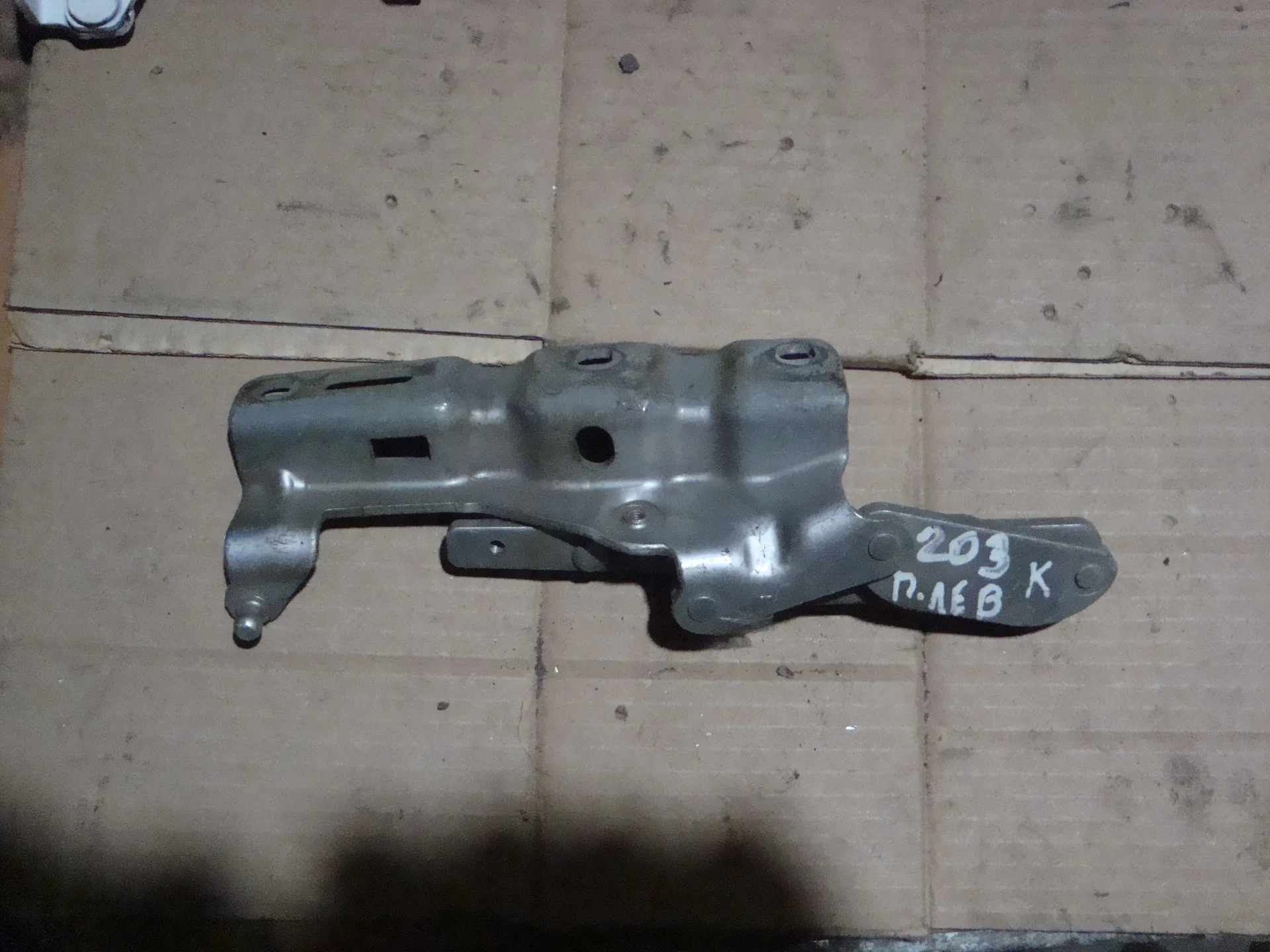 Петля капота левая Mercedes-Benz W203 А2038800328 - миниатюра 2