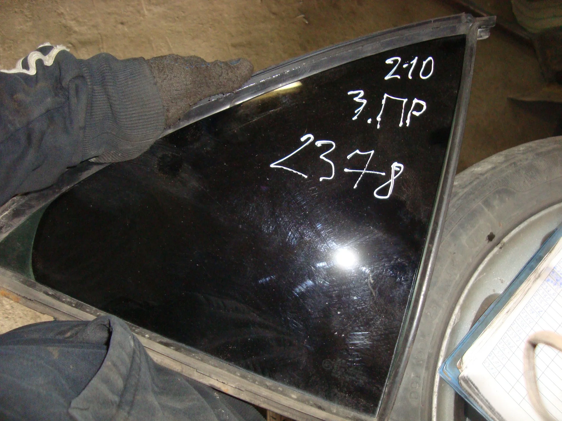 Форточка задней правой двери Mercedes-Benz W210 112 A2107350209 - изображение 1