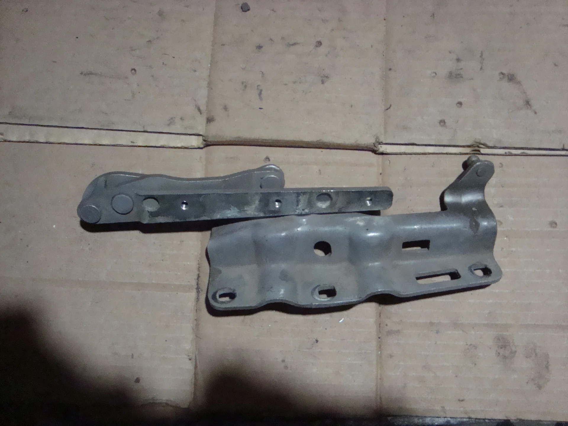 Петля капота правая Mercedes-Benz W203  A2048800428 - миниатюра 2