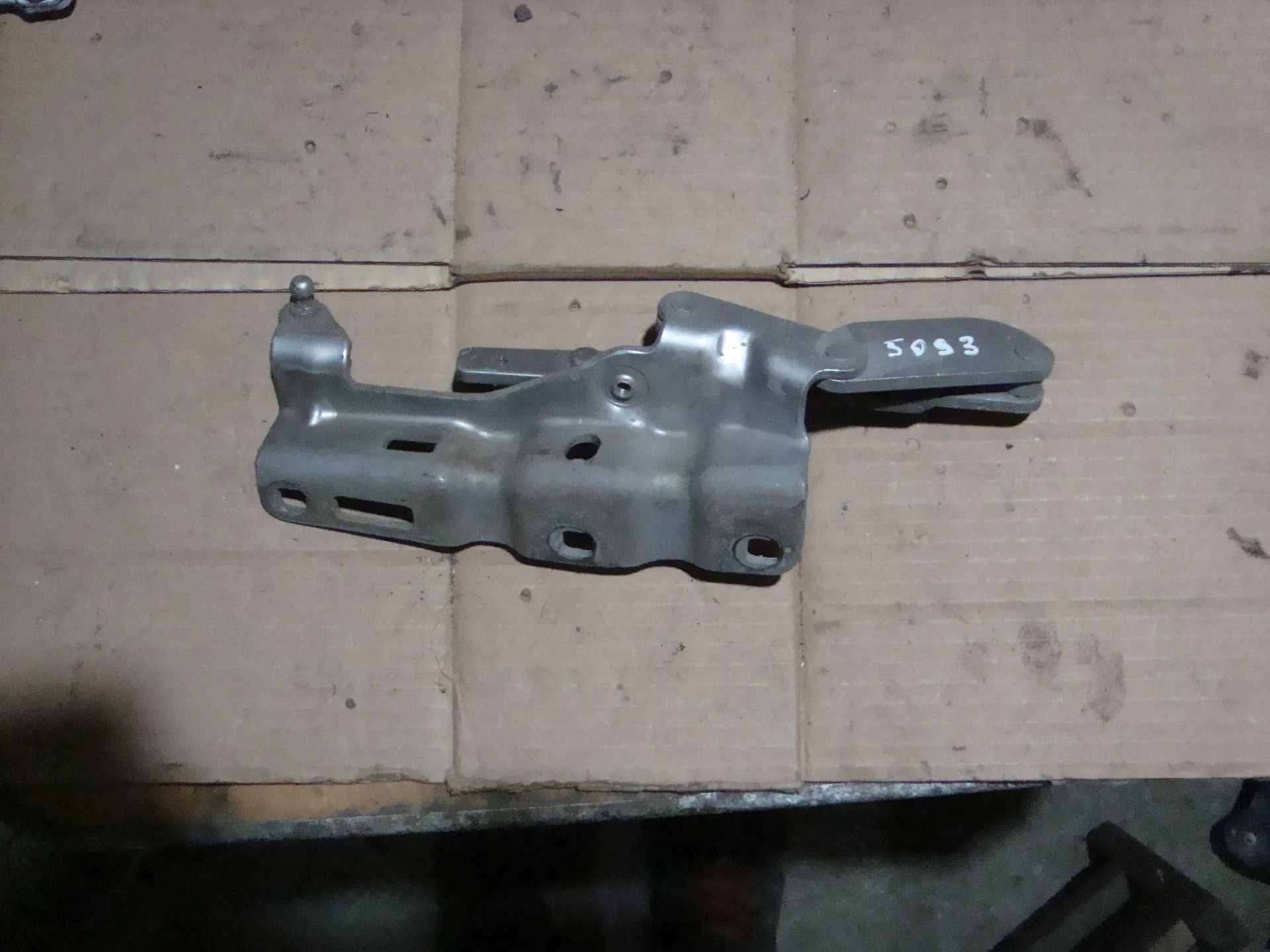 Петля капота правая Mercedes-Benz W203 A2048800428 - изображение 1