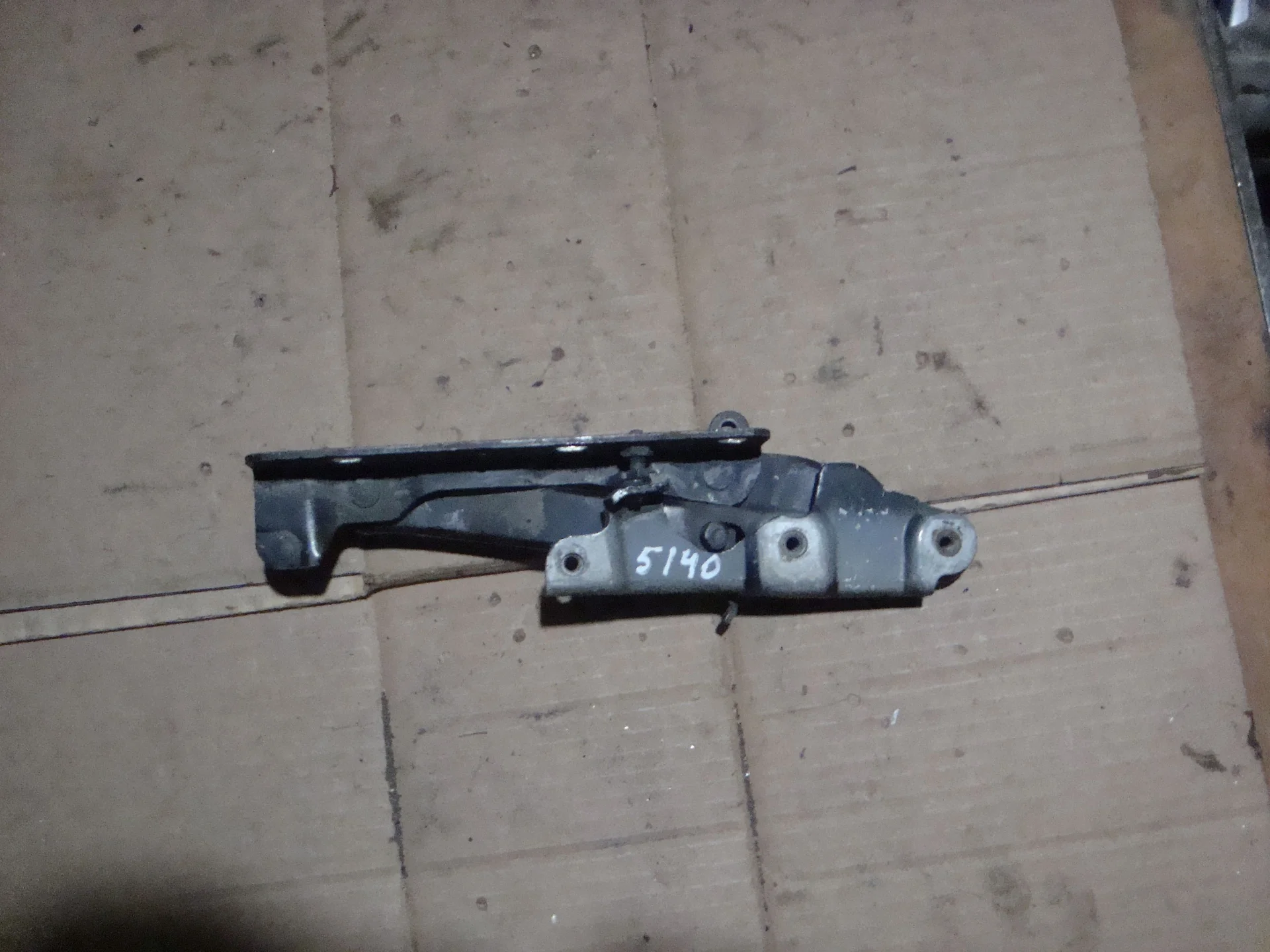 Петля капота правая Mercedes-Benz W220 A2208800228 - изображение 1