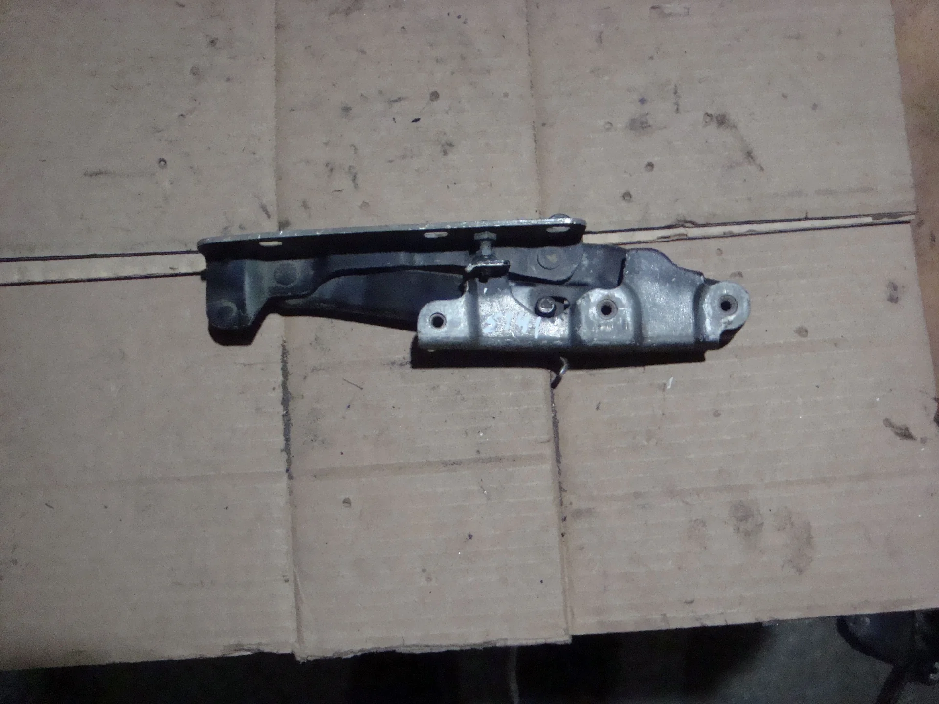 Петля капота правая Mercedes-Benz W220 A2208800228 - изображение 1