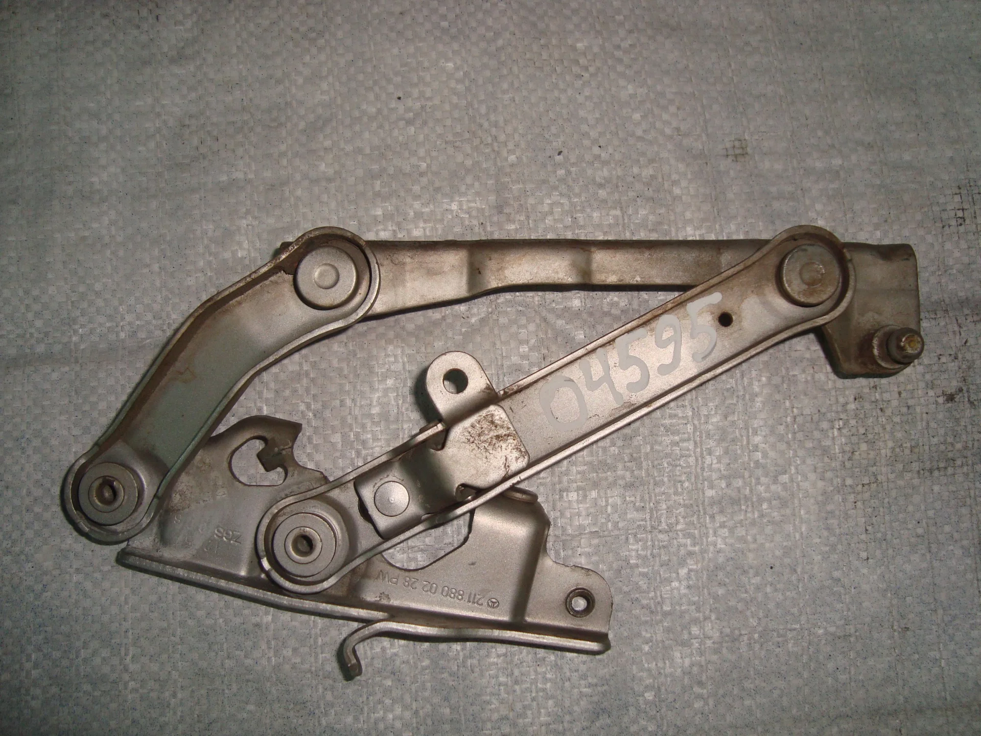 Петля капота левая Mercedes-Benz W211 271 A2118800228 - миниатюра 2
