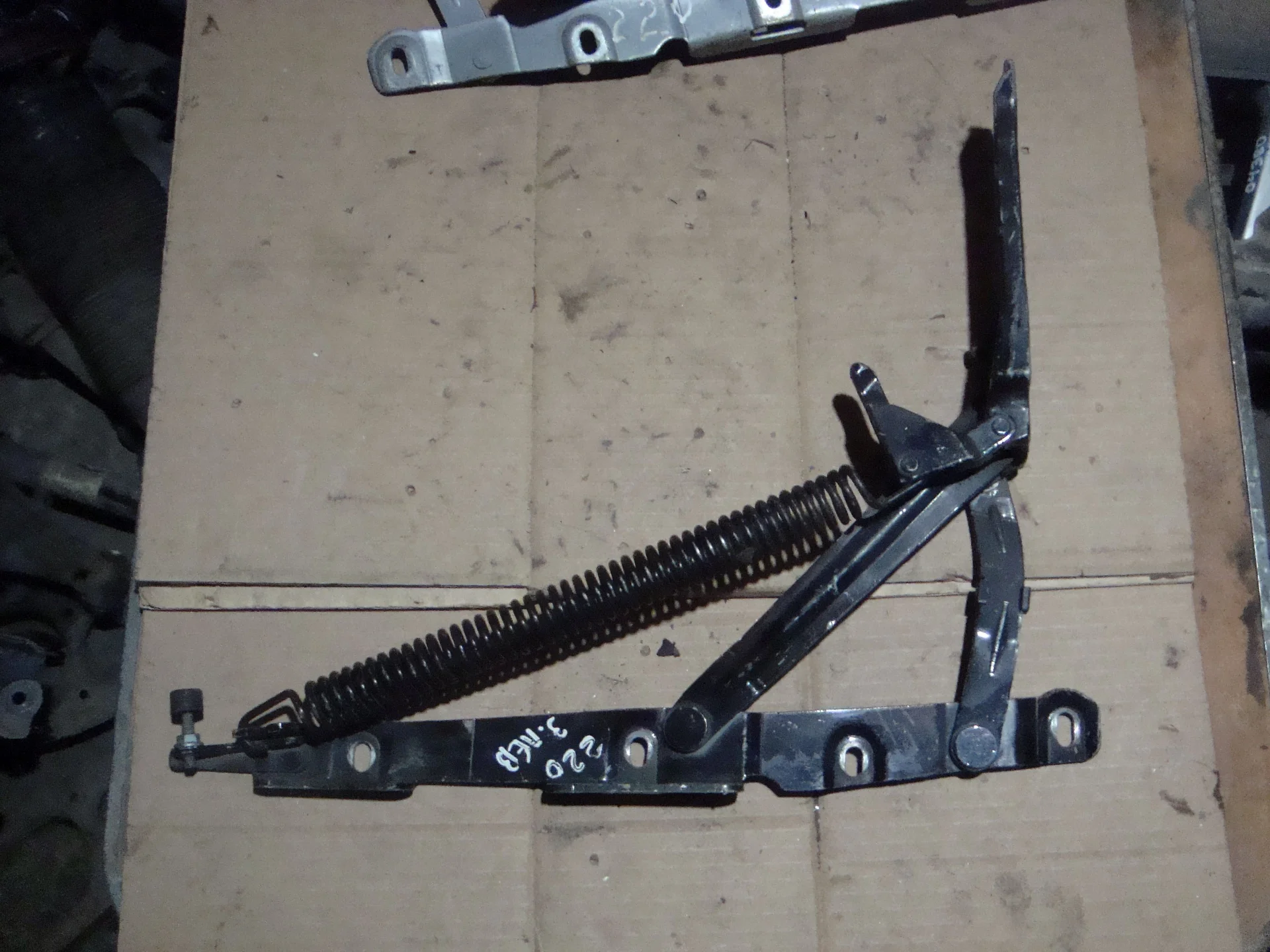 Петля багажника левая Mercedes-Benz W220 A2207300187 - миниатюра 2