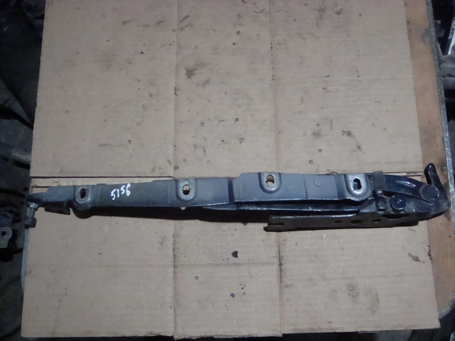 Петля багажника левая Mercedes-Benz W220 A2207300187 - изображение 1