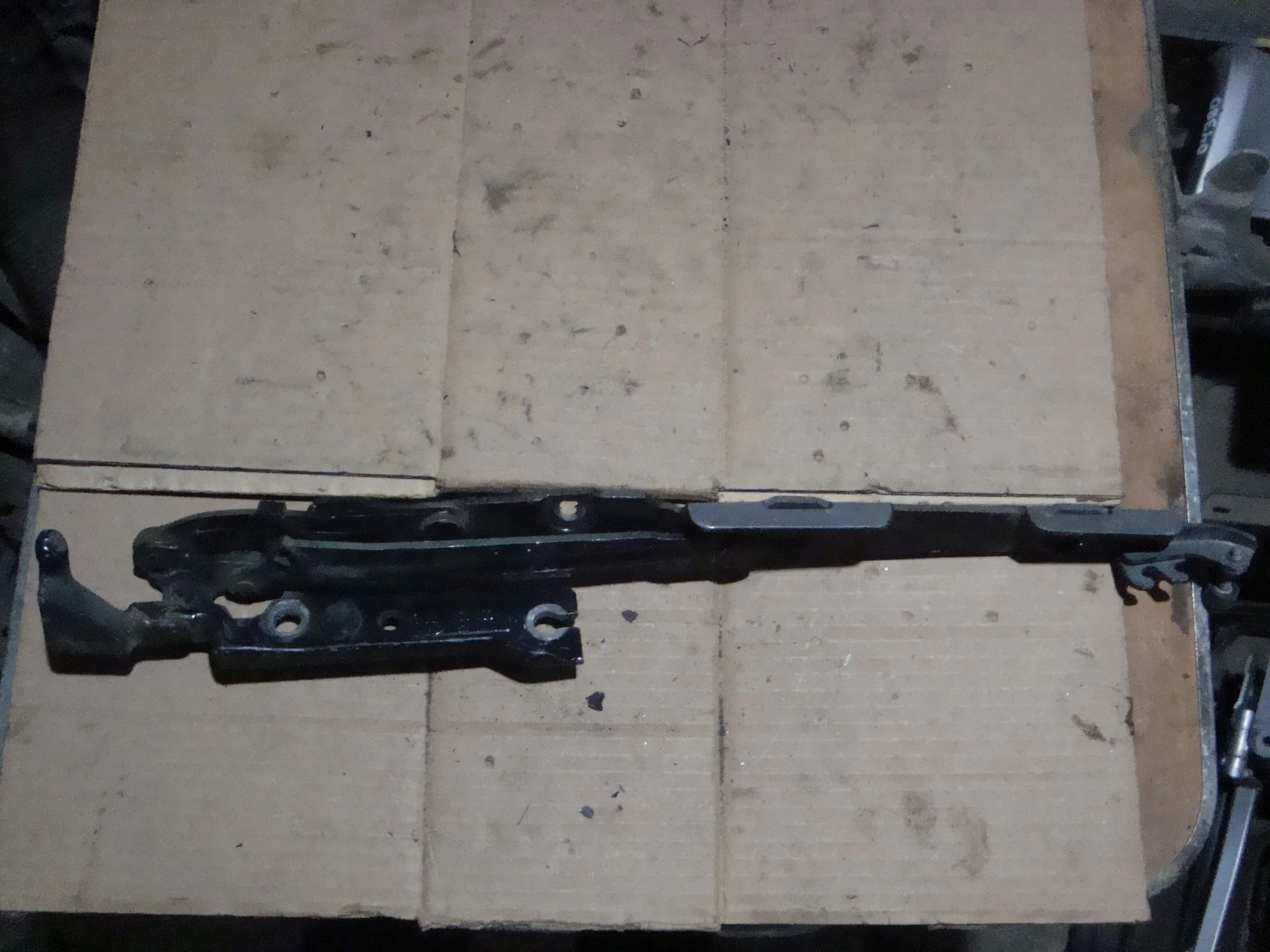 Петля багажника левая Mercedes-Benz W220 A2207300187 - миниатюра 2