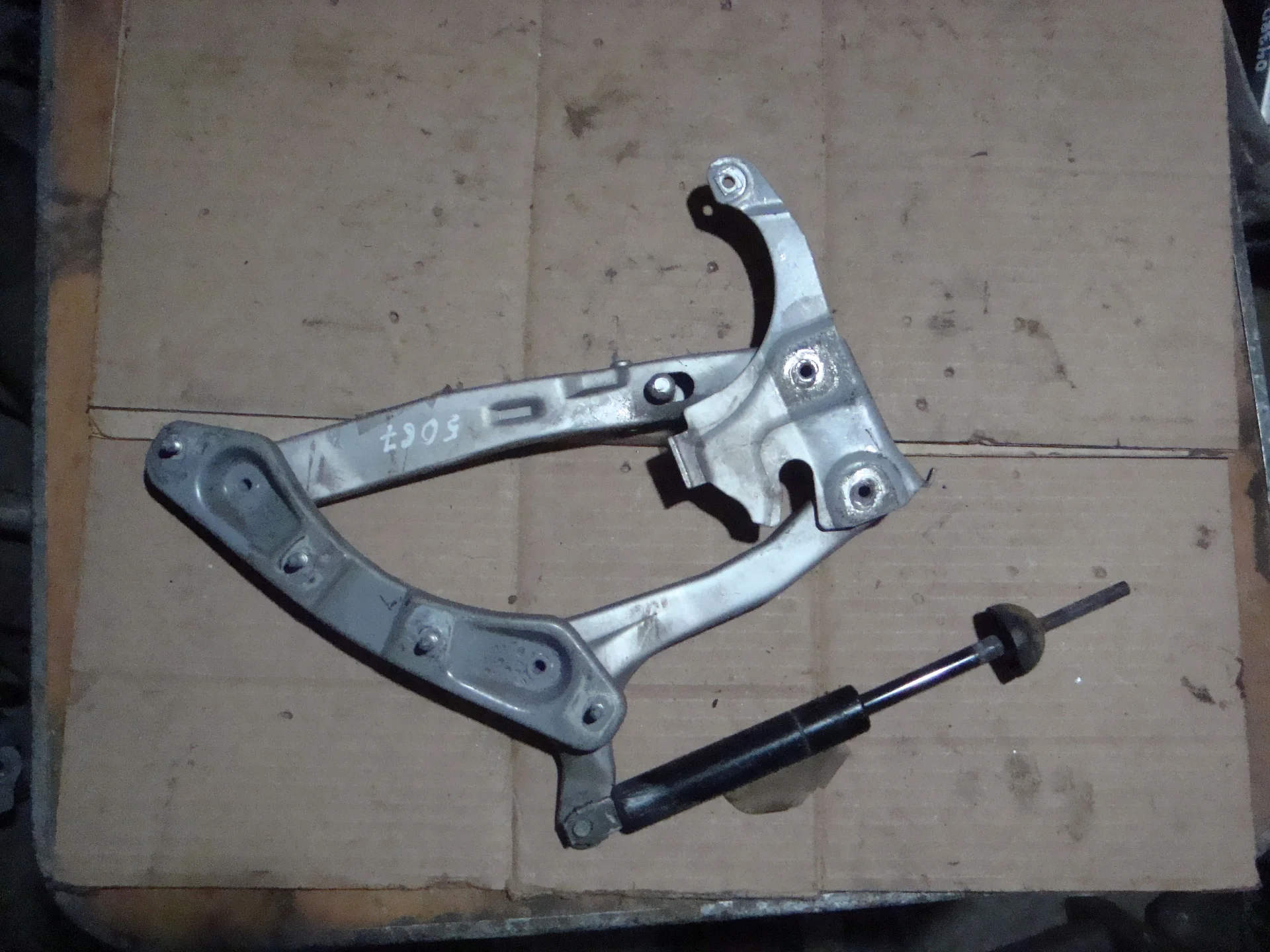 Петля капота правая Mercedes-Benz W202 А2028800228 - изображение 1