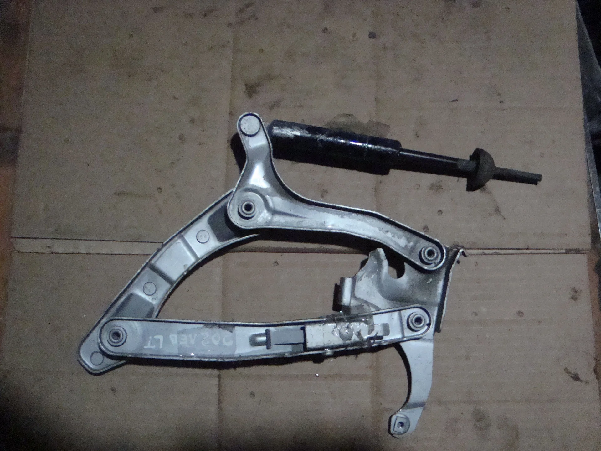 Петля капота правая Mercedes-Benz W202 А2028800228 - миниатюра 2
