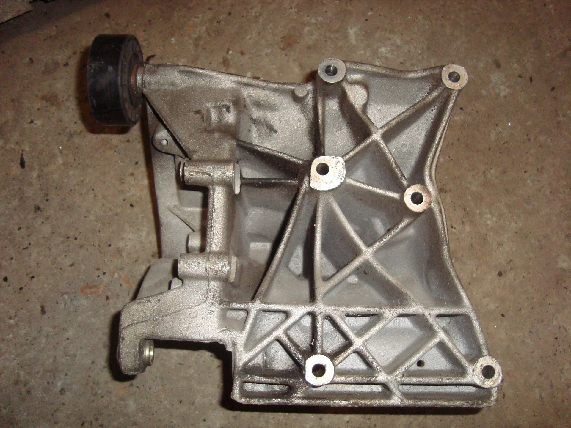 Кронштейн компрессора кондиционера  Mercedes-Benz R170 111 A1110960345 - миниатюра 3