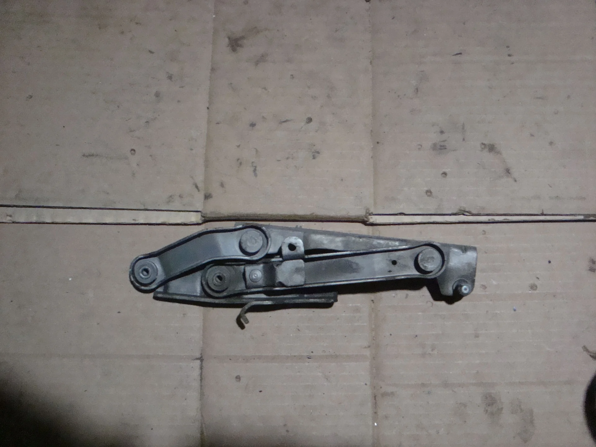 Петля капота правая Mercedes-Benz W211  А2118800228 - миниатюра 2