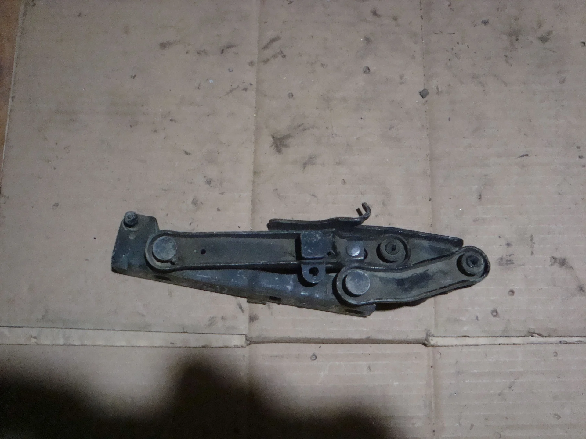 Петля капота правая Mercedes-Benz W211  А2118800228 - миниатюра 2