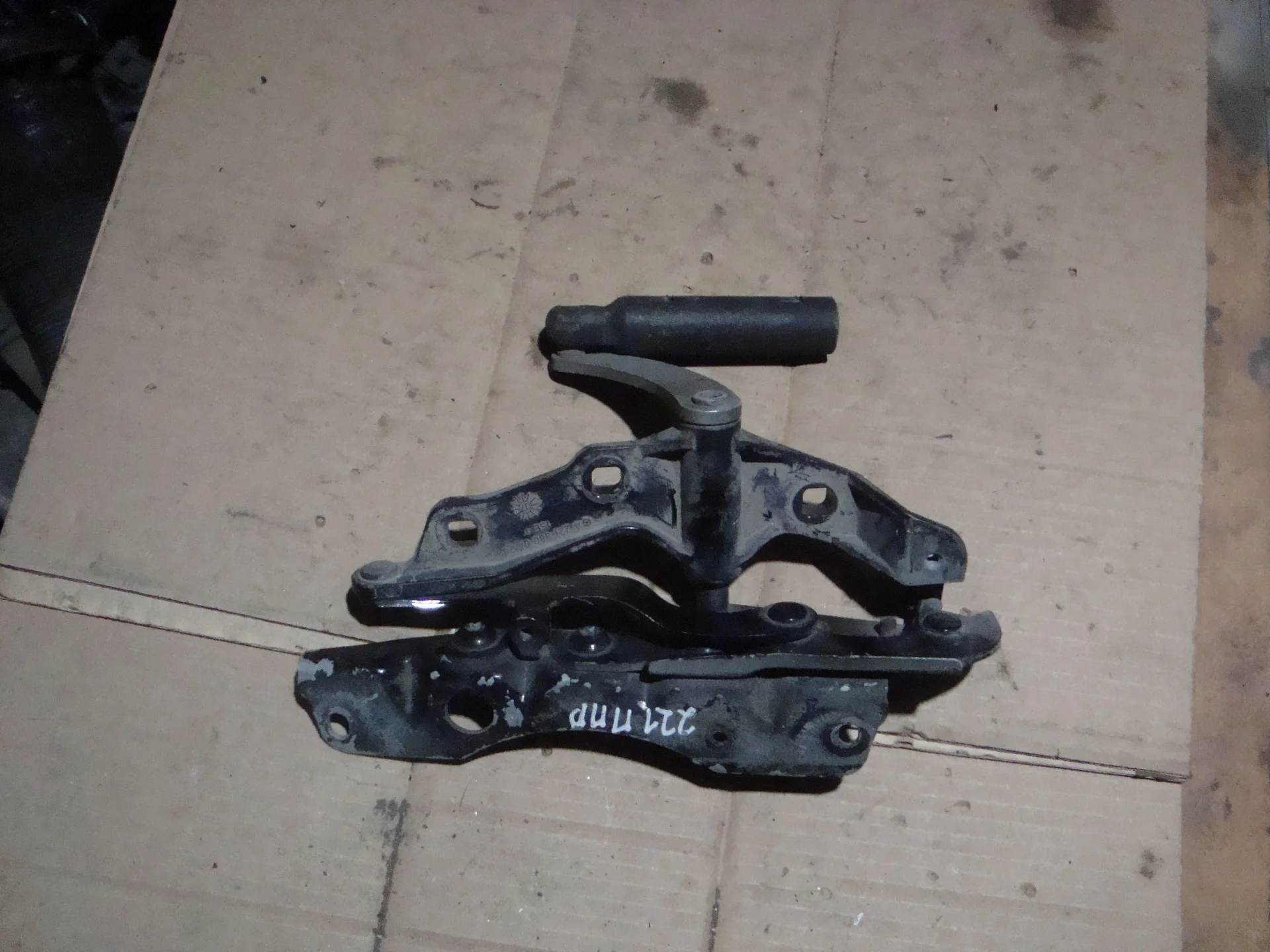 Петля капота правая Mercedes-Benz W221 A2218800428 - миниатюра 2