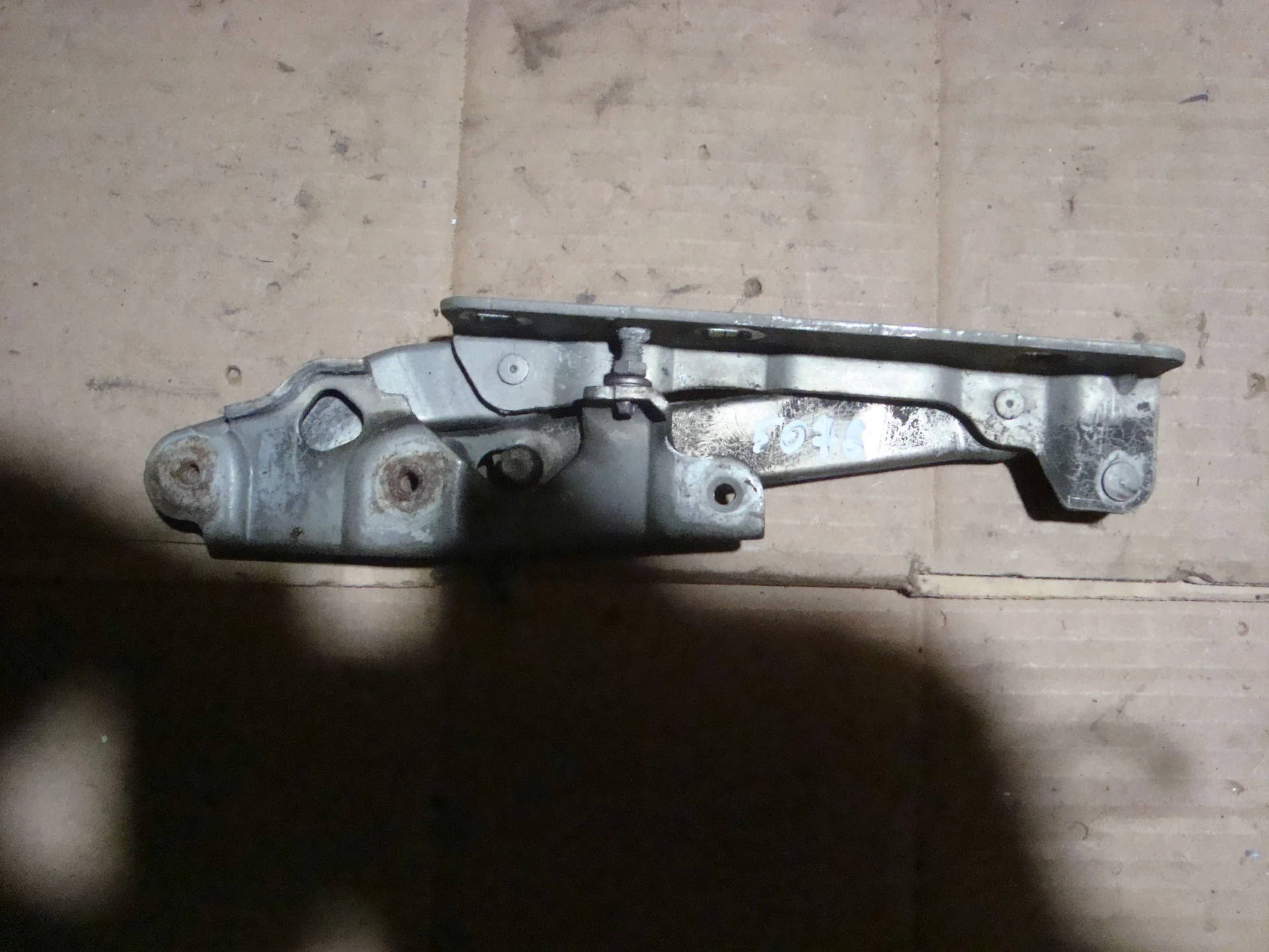 Петля капота левая Mercedes-Benz W211 А2118800128 - изображение 1