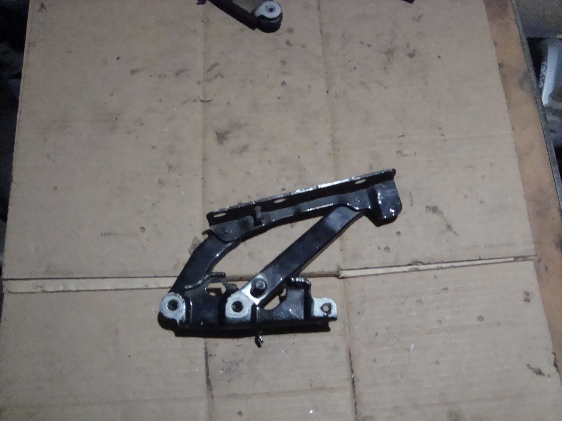 Петля капота левая Mercedes-Benz W211 A2118800128 - миниатюра 2
