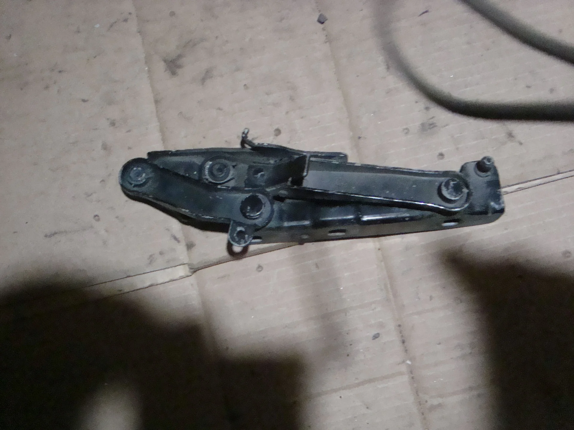 Петля капота левая Mercedes-Benz W211 А2118800128 - миниатюра 2