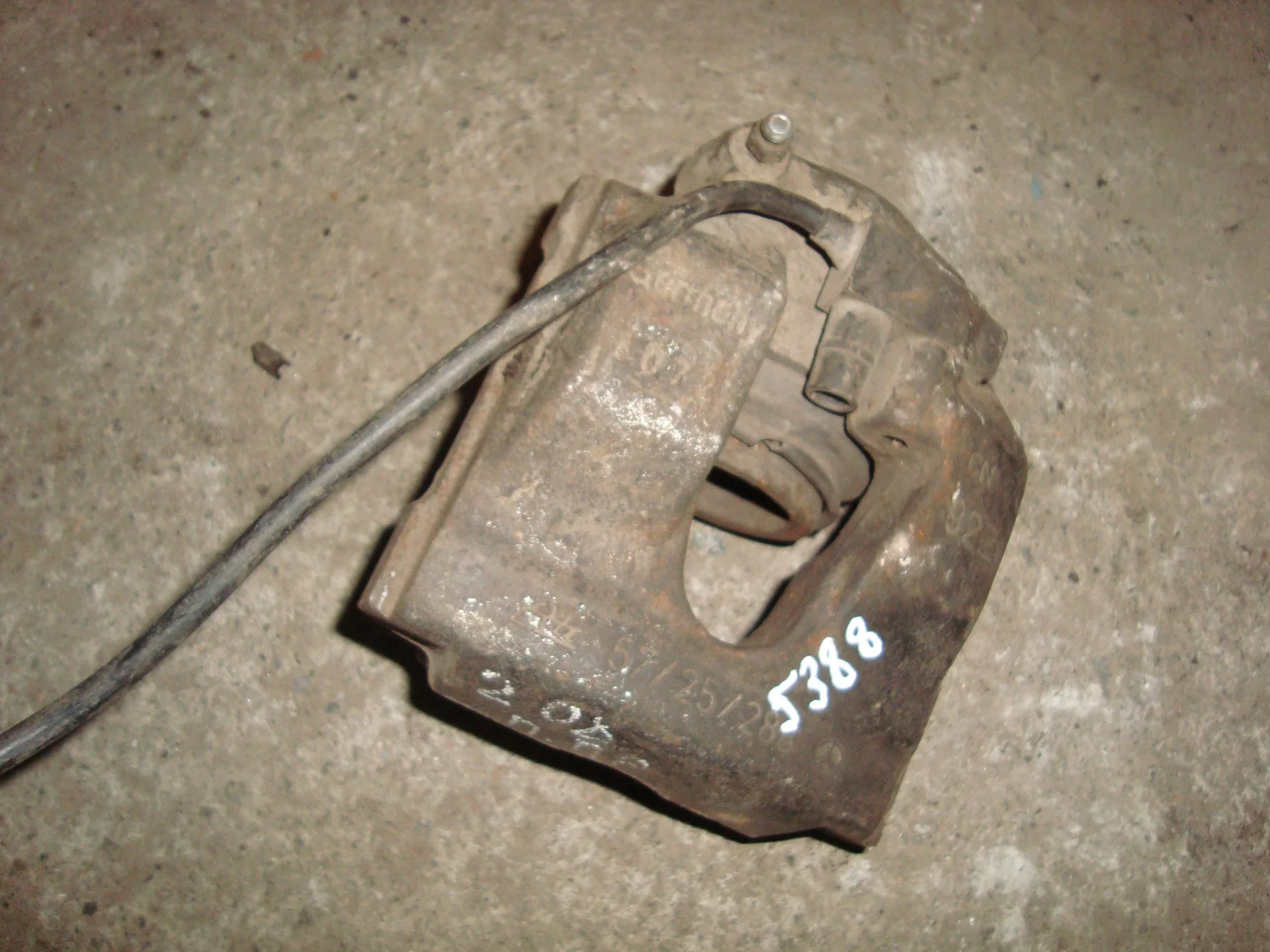 Суппорт передний правый Mercedes-Benz C208 112 - изображение 1