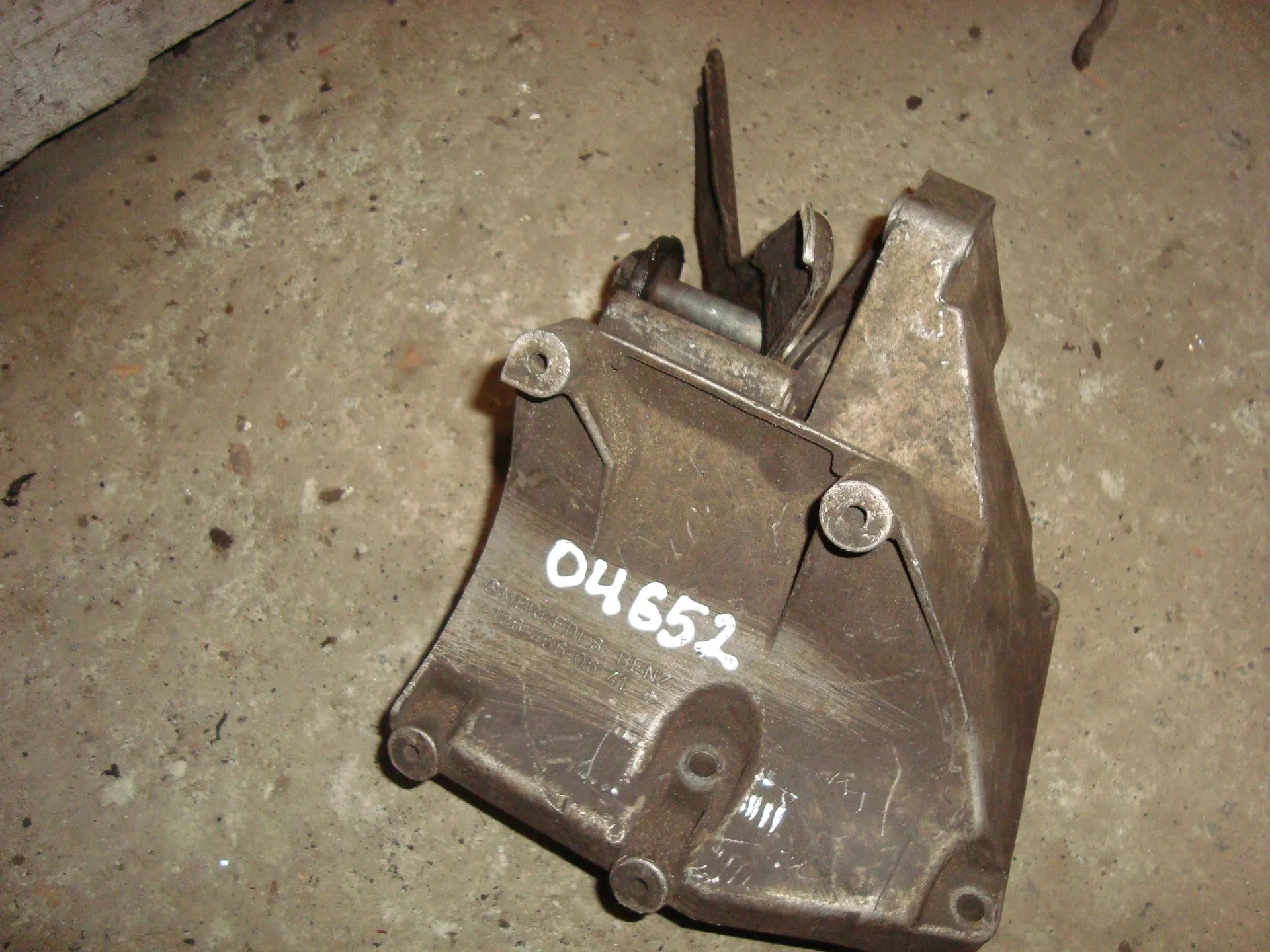 Кронштейн генератора Mercedes-Benz W124 103 A1264660641 - изображение 1