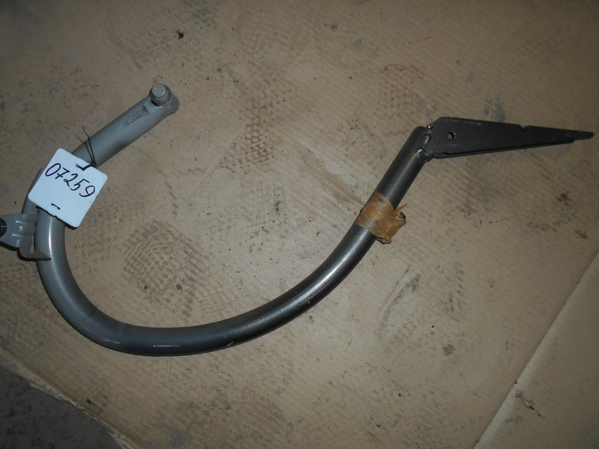 Петля багажника правая Mercedes-Benz W212 A2127500328 - изображение 1