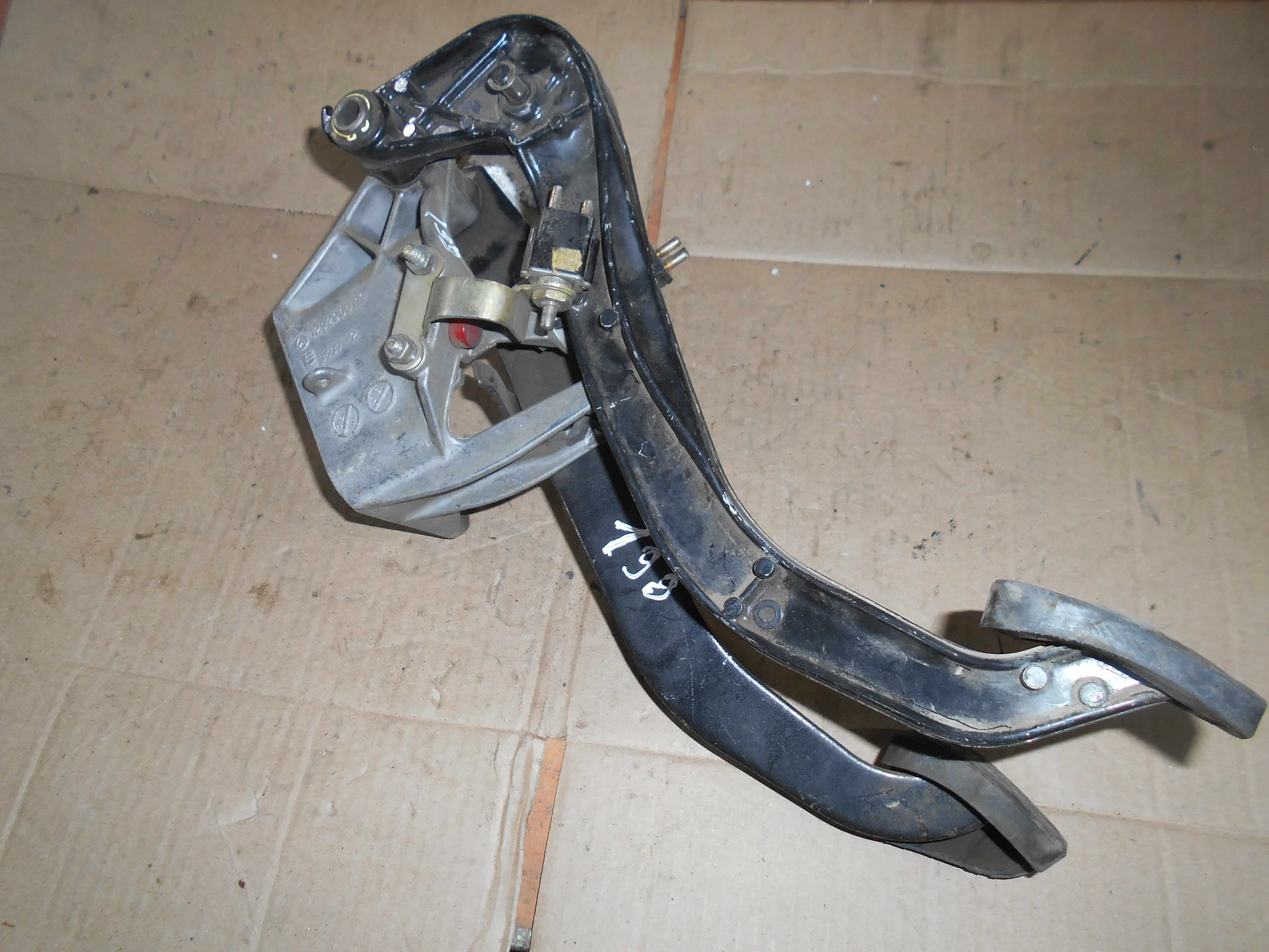 педаль сцепления Mercedes-Benz T124 A1242900316 - миниатюра 3