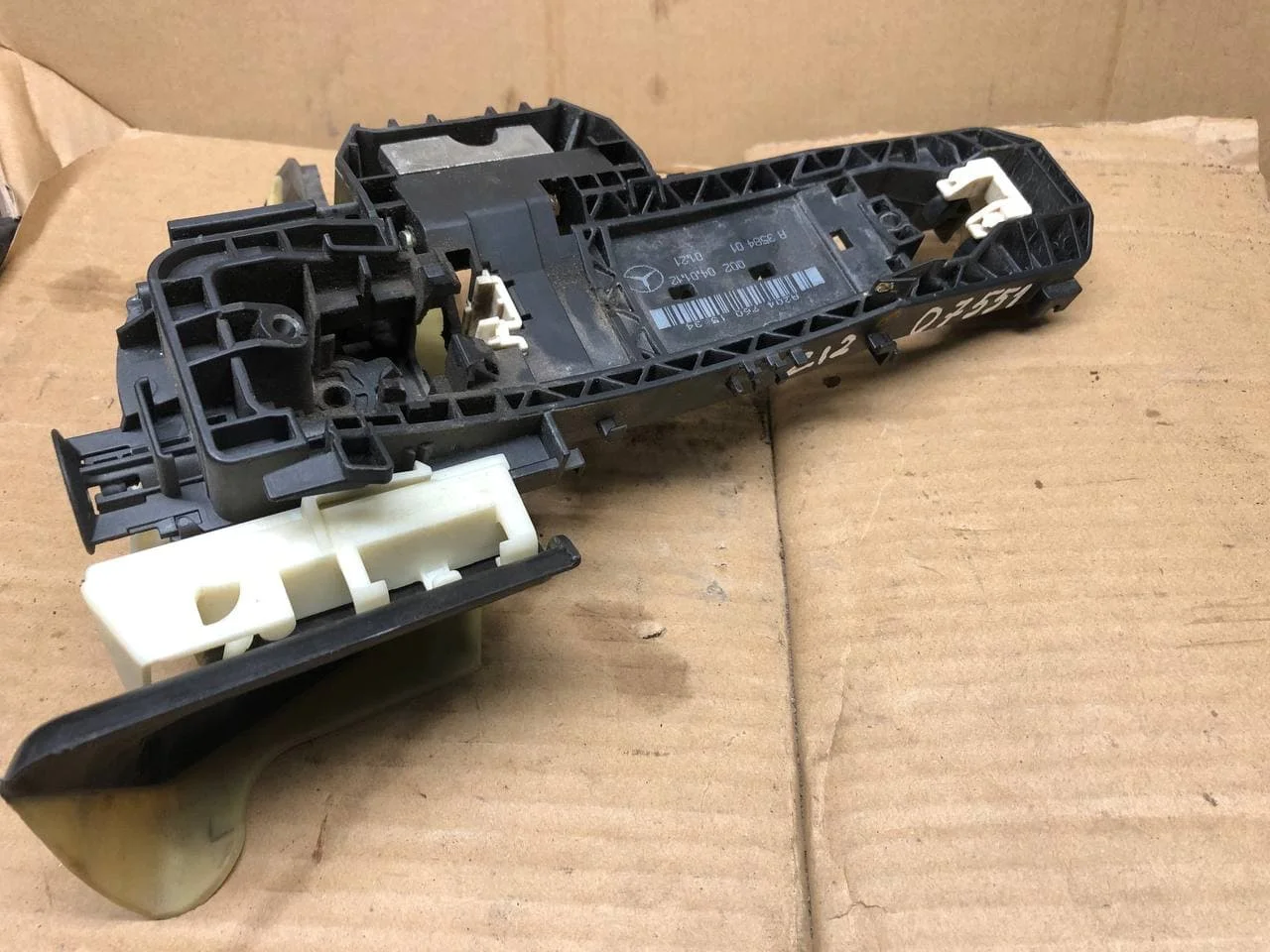 Механизм ручки передней левой двери Mercedes-Benz W212 276 A2047602434 - изображение 1