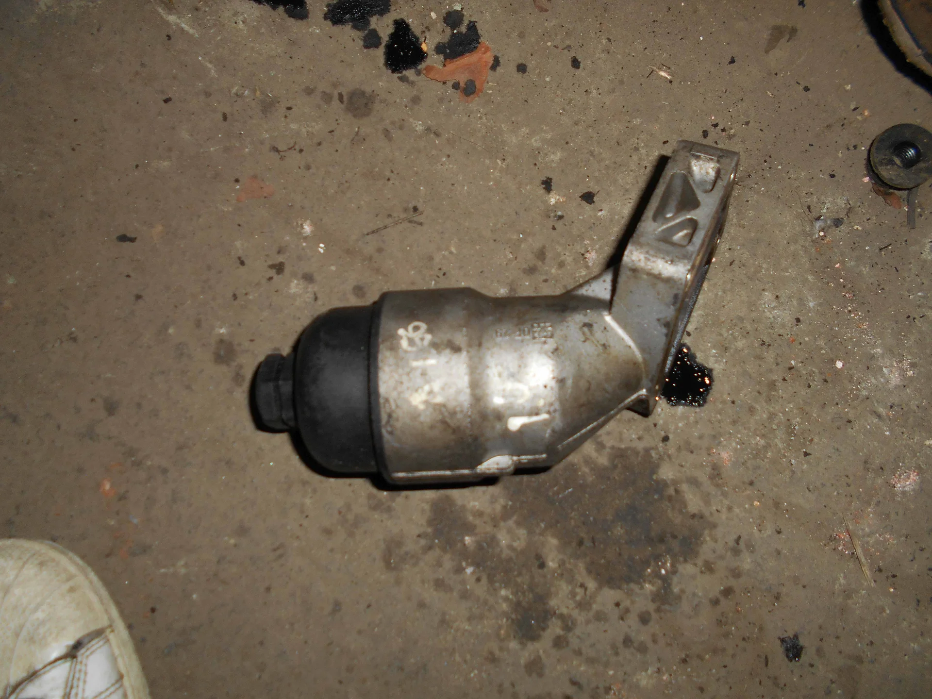 Корпус масляного фильтра Mercedes-Benz W168 166 A1661800310 - изображение 1