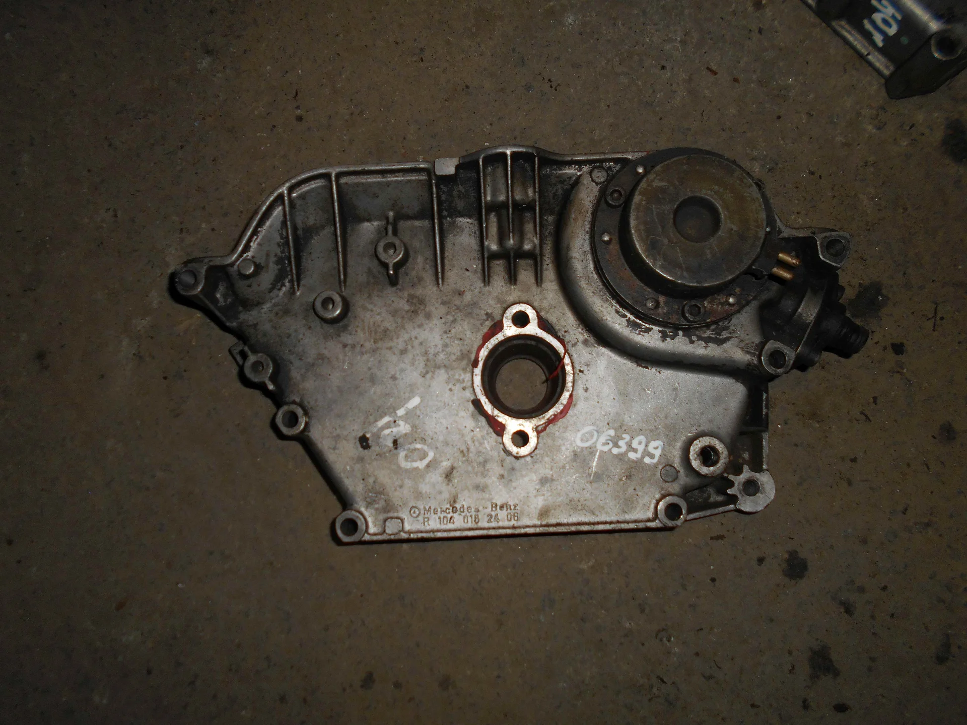 Крышка двигателя передняя Mercedes-Benz W124 104 A1040162406 - изображение 1