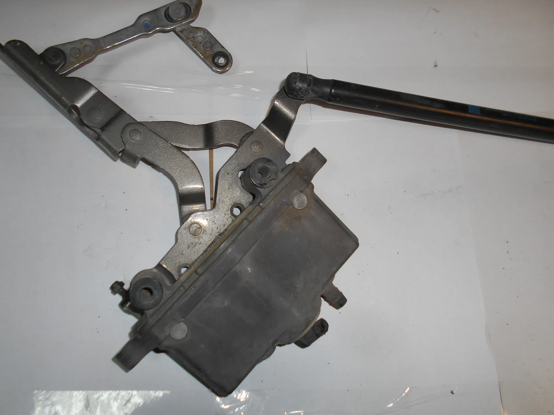 Привод петли капота Mercedes-Benz W212 A2129066301 - миниатюра 2
