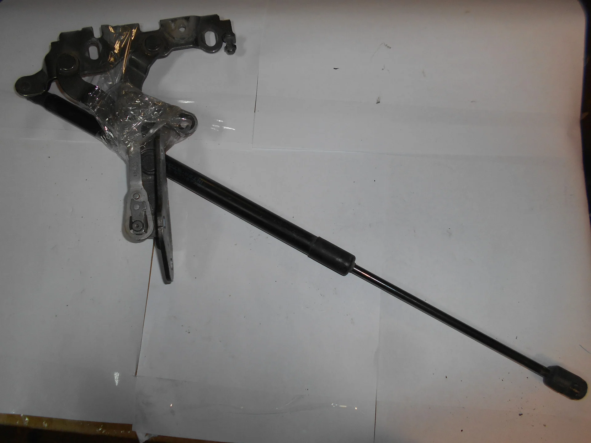 Петля багажника левая Mercedes-Benz W212  A2048800128 - миниатюра 2
