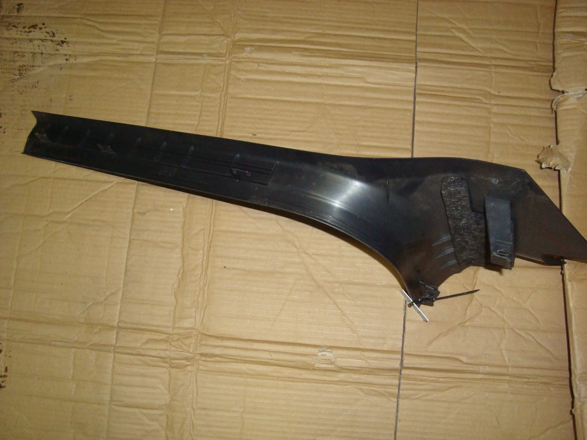 Накладка на порог внутренняя передняя левая Mercedes-Benz C117 A2466800106 - миниатюра 3