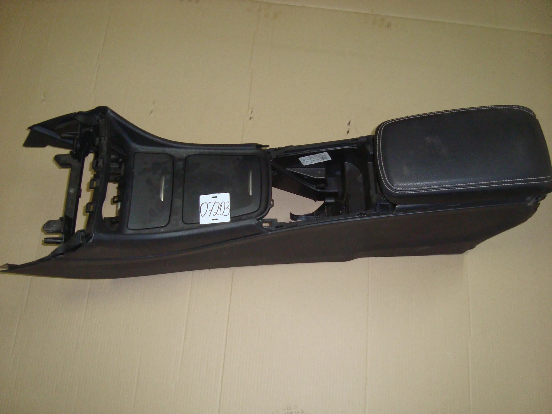Консоль Mercedes-Benz C117 A1766803101 - изображение 1
