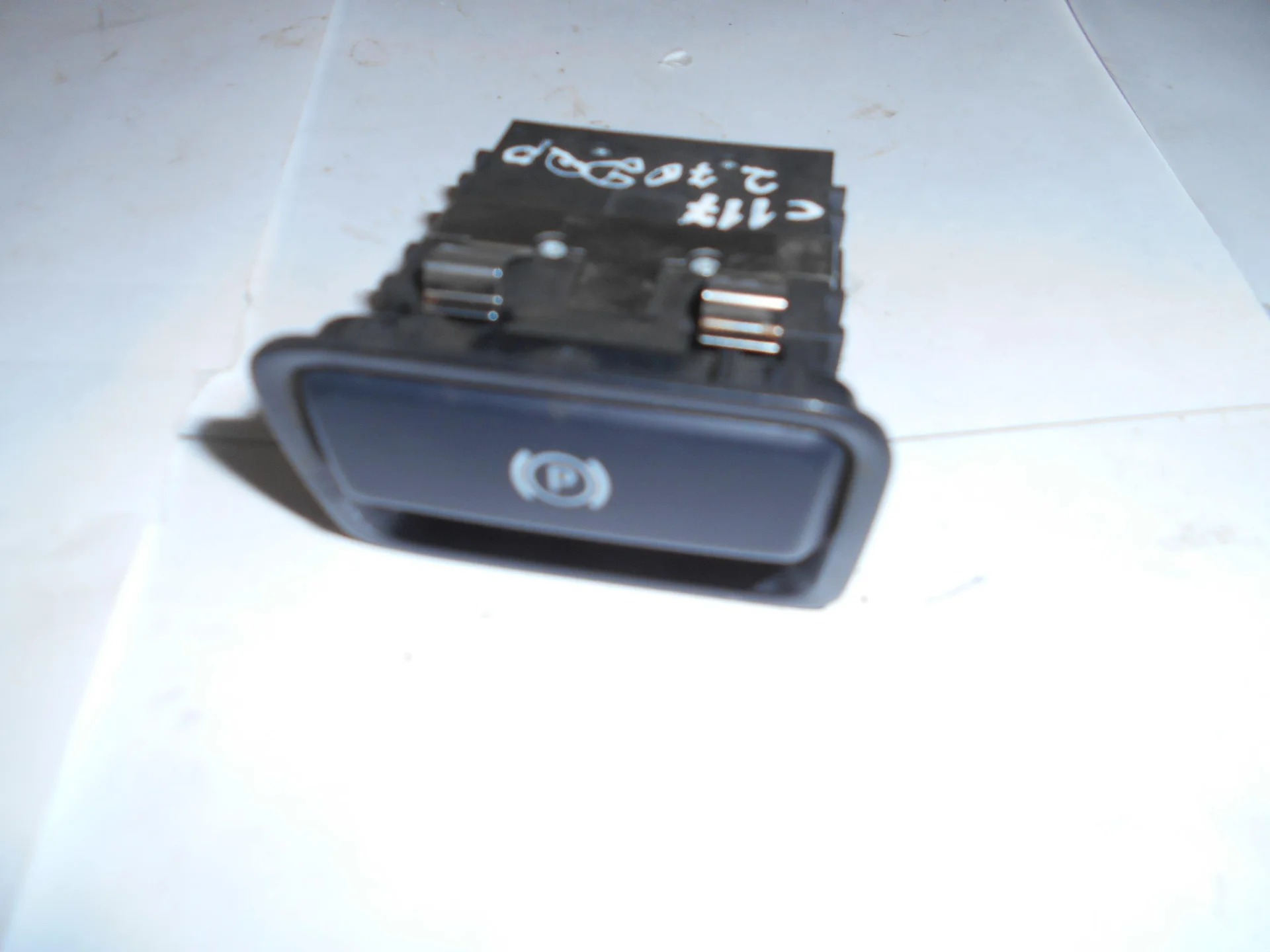 Кнопка ручника  Mercedes-Benz C117 270 A2469050451 - миниатюра 2