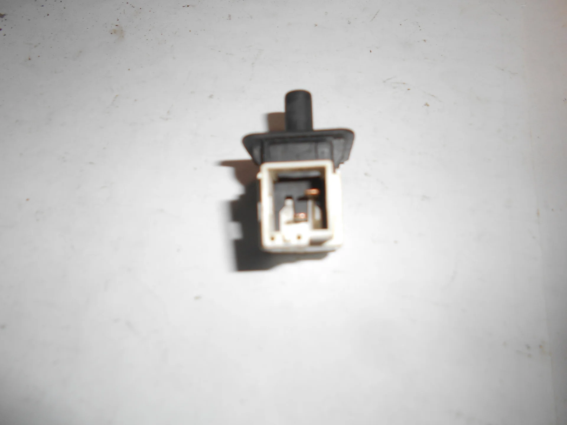 Концевик двери Mercedes-Benz C117 A2028209410 - миниатюра 2
