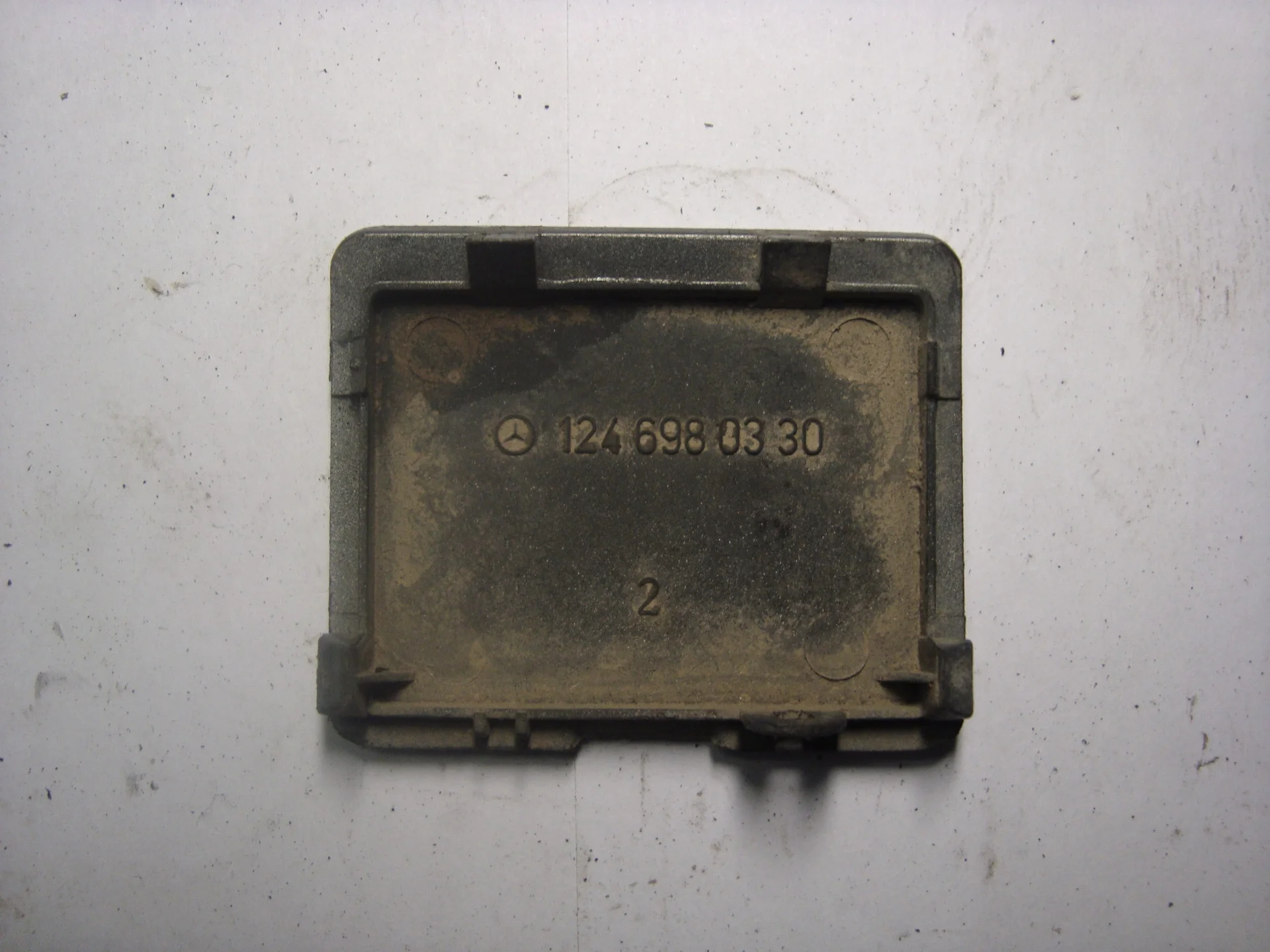 Заглушка порога Mercedes-Benz W124  A1246980330 - миниатюра 2