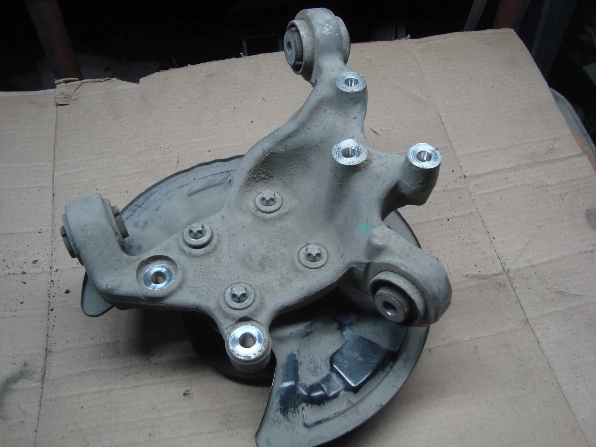 Кулак задний правый Mercedes-Benz C117 270 A2463503641 - миниатюра 2