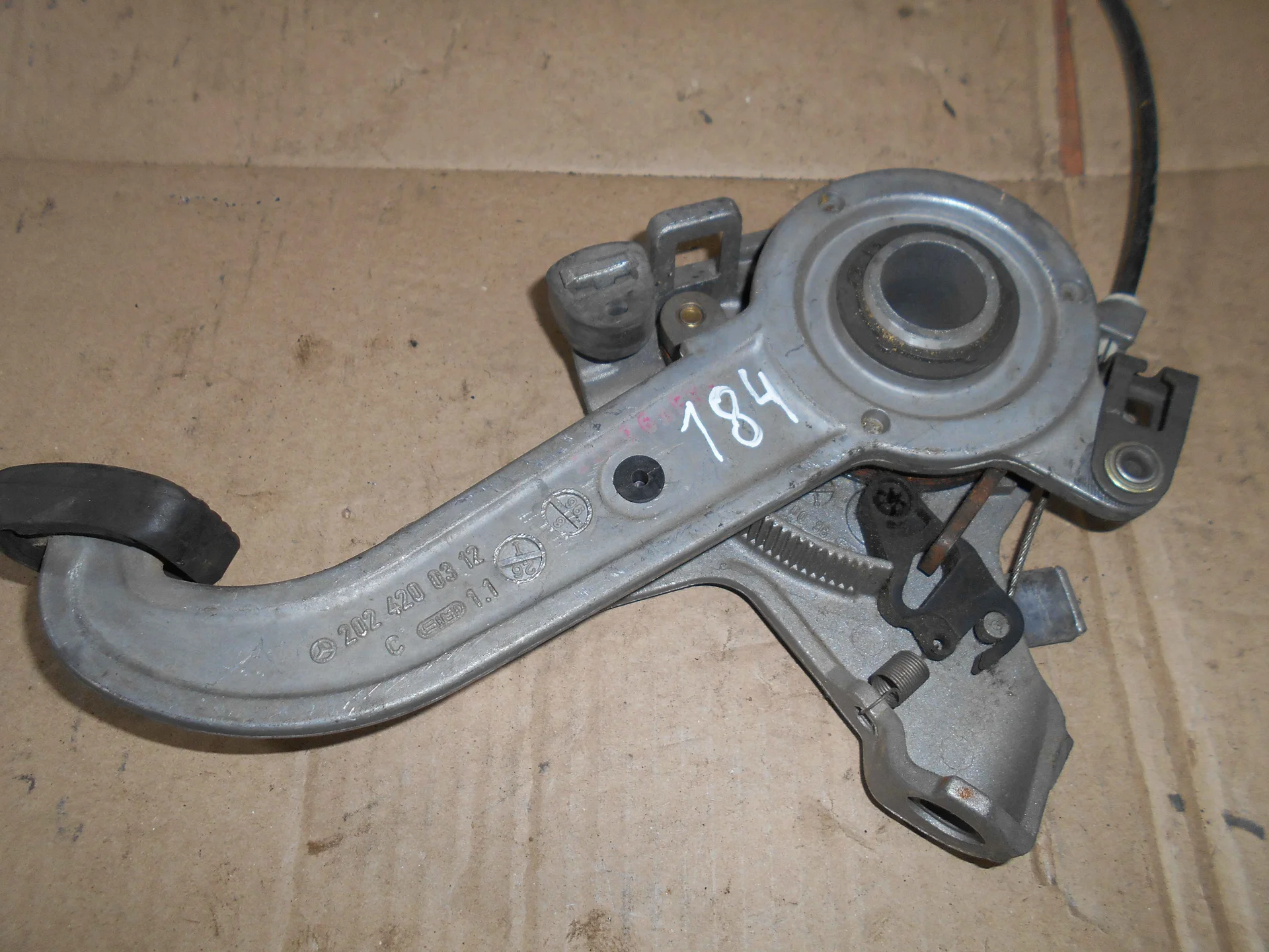 Педаль ручного тормоза Mercedes-Benz W202  A2024200312 - миниатюра 2