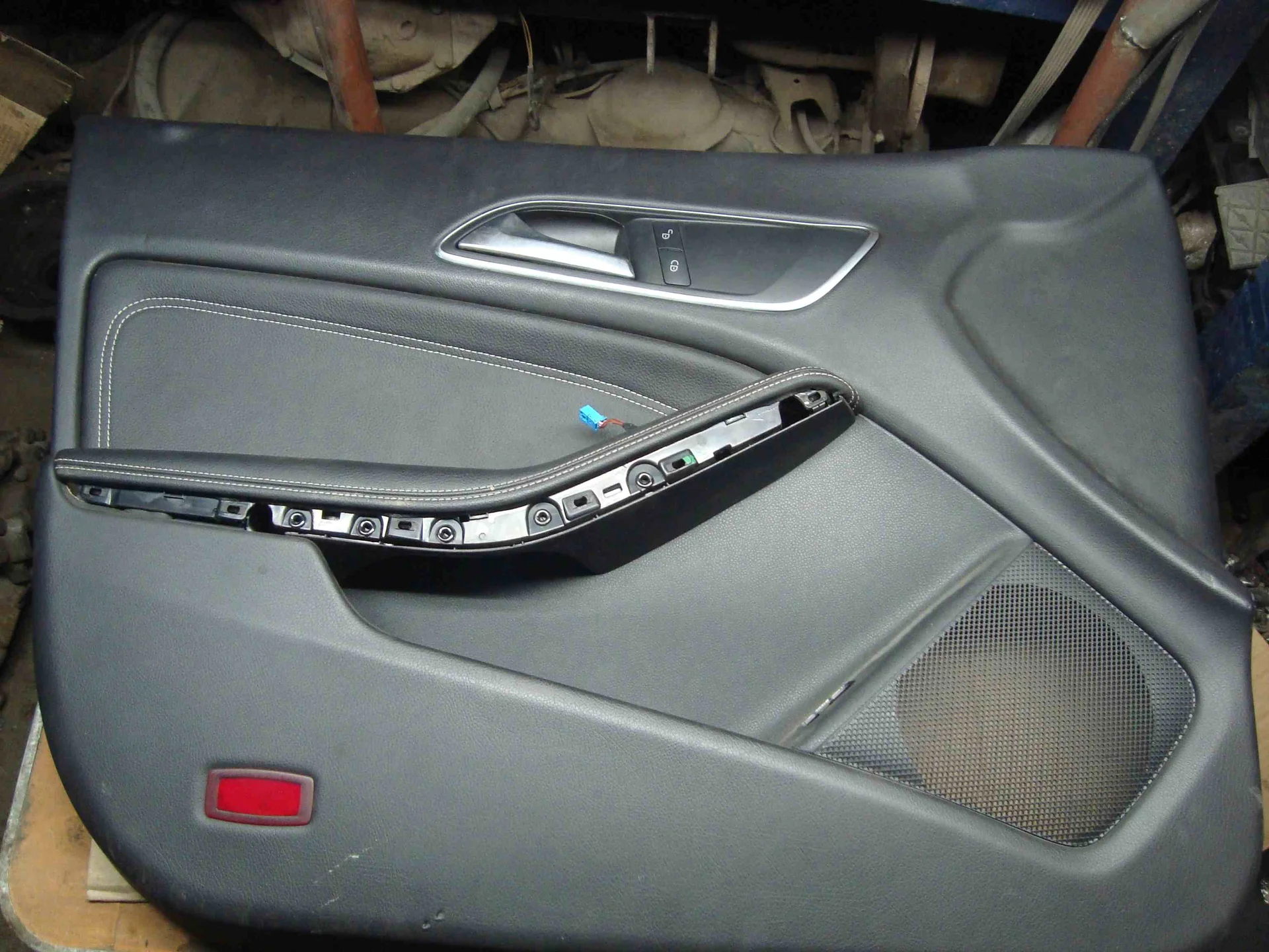 Обшивка двери передней левой Mercedes-Benz C117 270 A1177200301 - миниатюра 3