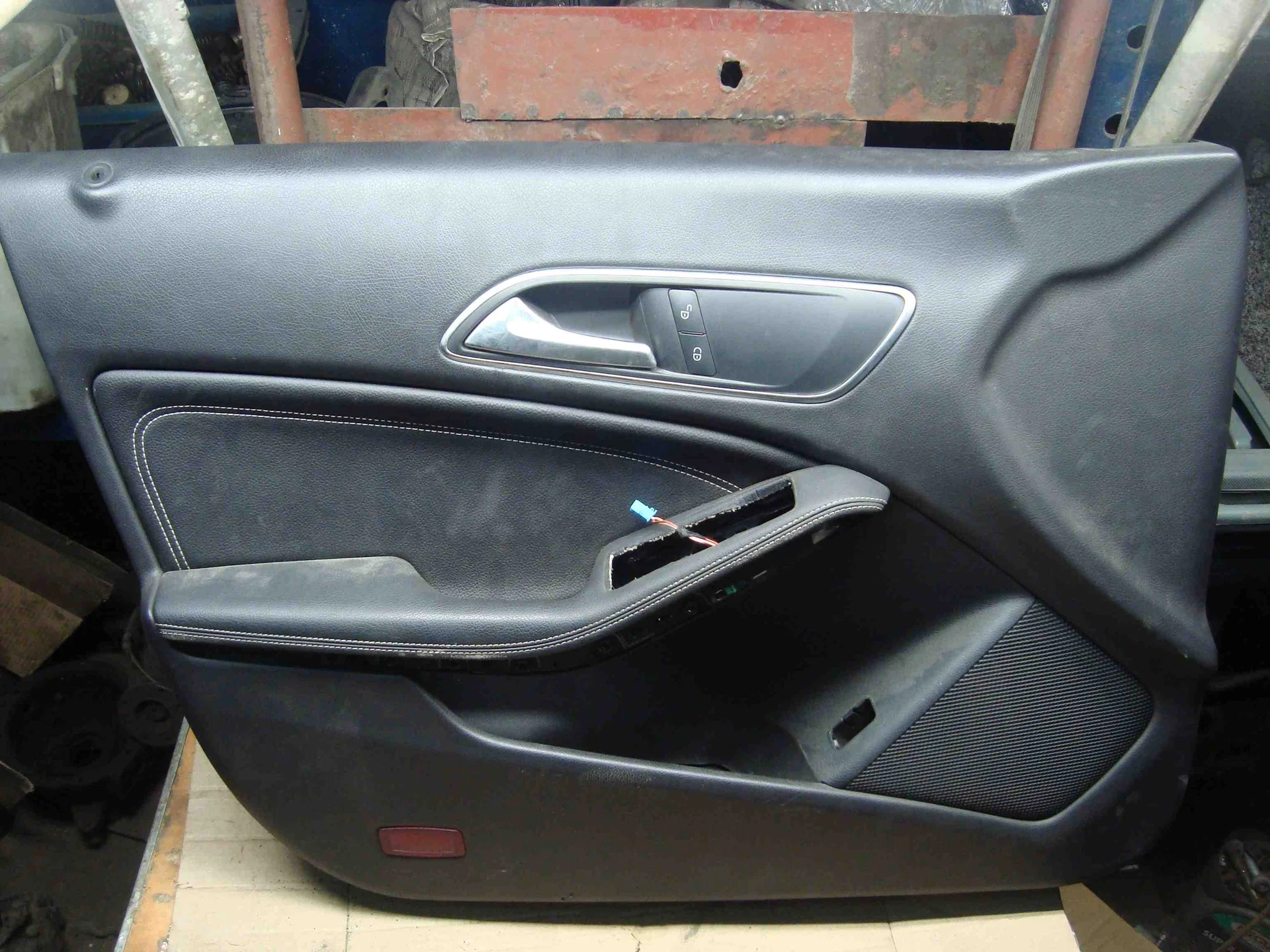 Обшивка двери передней левой Mercedes-Benz C117 270 A1177200301 - миниатюра 5