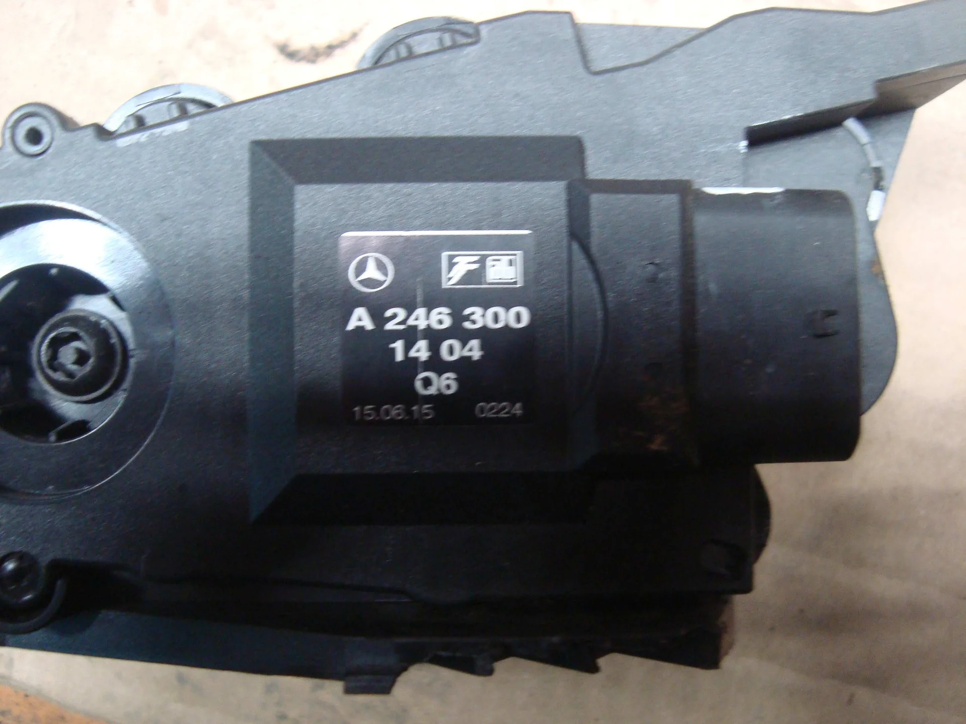 Педаль газа Mercedes-Benz C117 270 A2463001404 - миниатюра 2