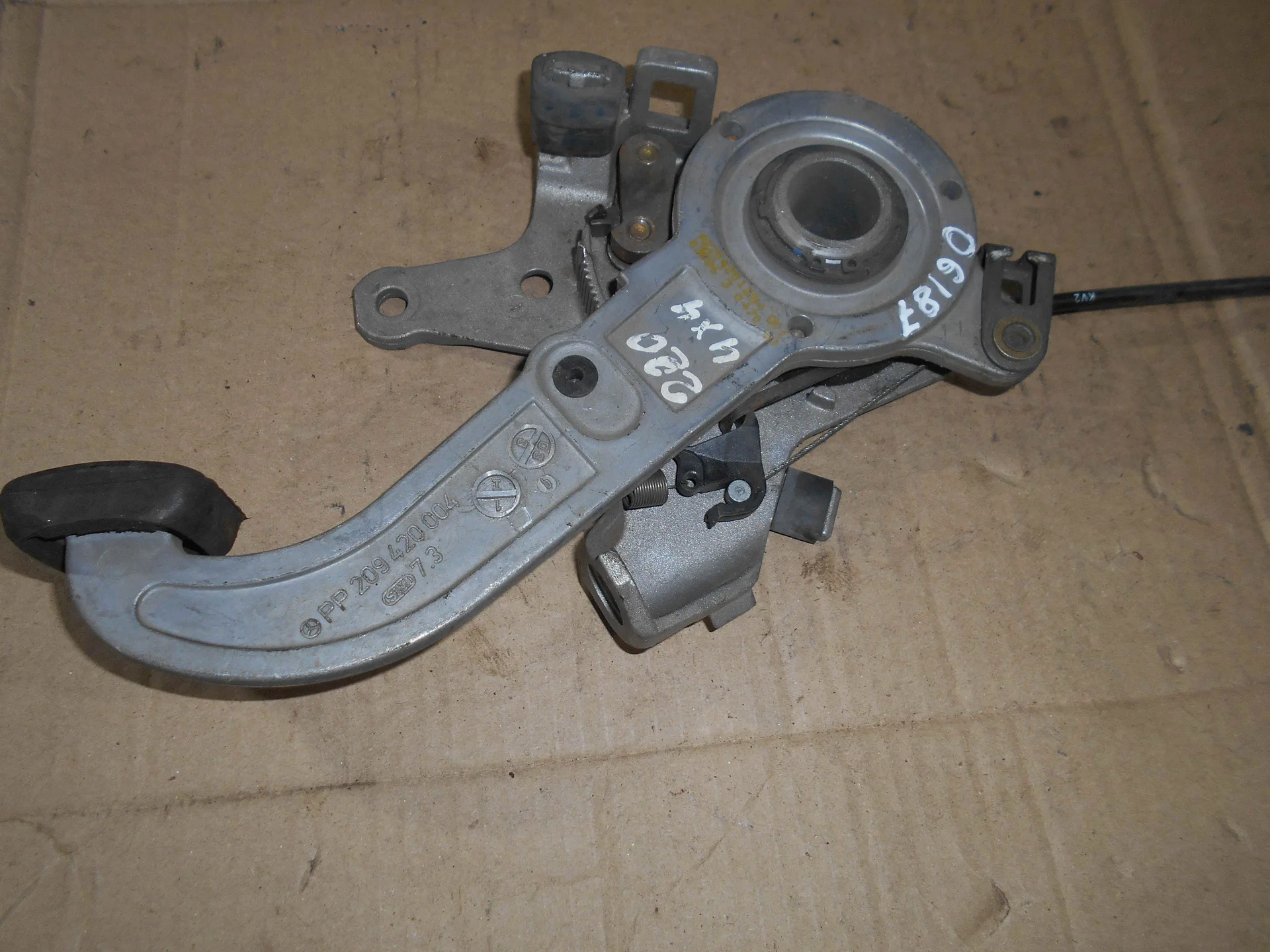 Педаль ручного тормоза Mercedes-Benz W220 A2084270036 - миниатюра 2