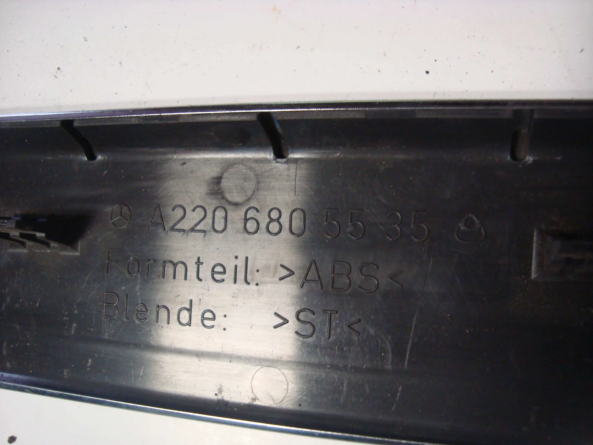 Накладка на порог внутренняя передняя Mercedes-Benz W220 A2206805535 - миниатюра 2