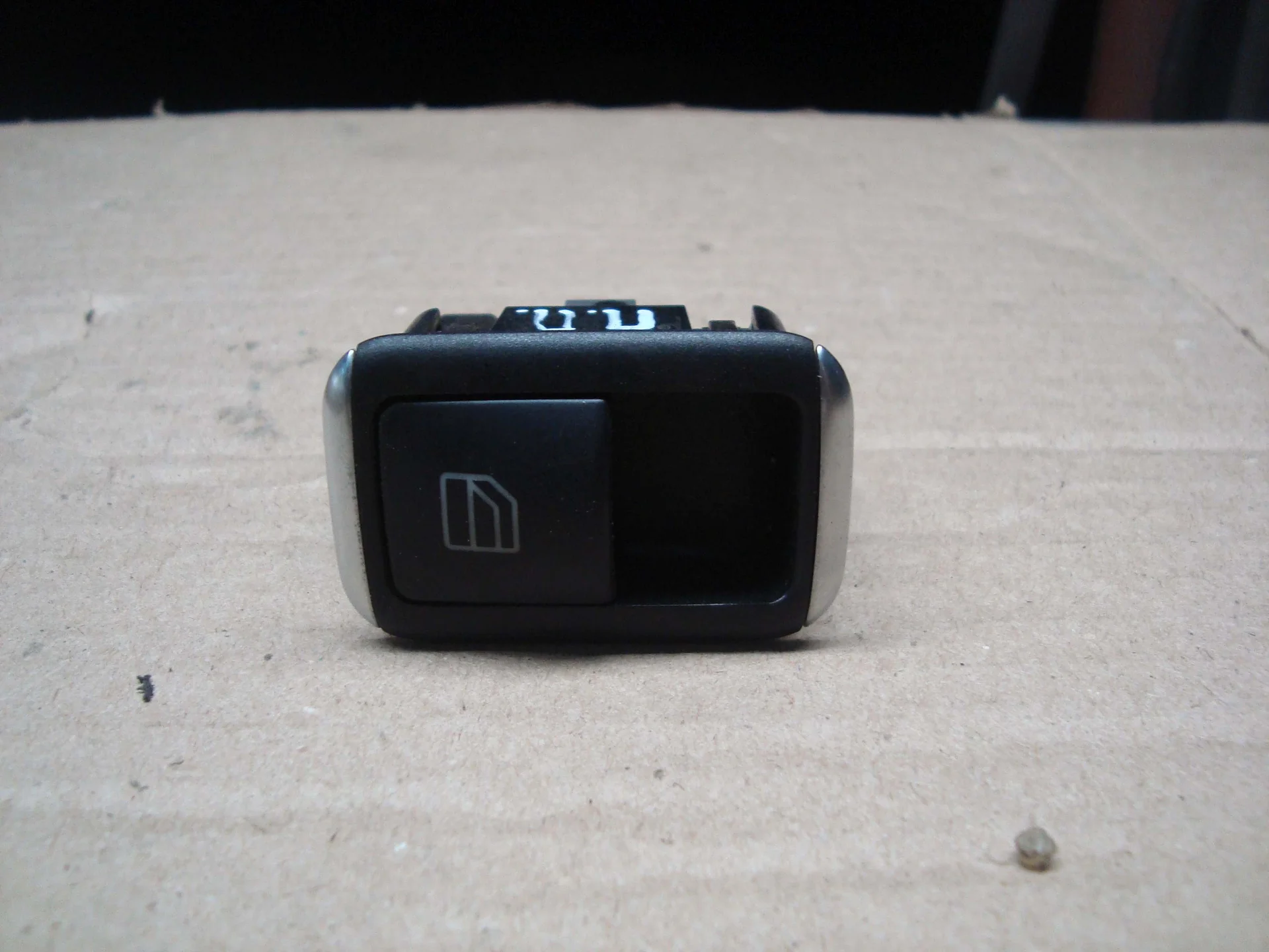 Кнопка стеклоподъёмника передняя Mercedes-Benz C117 270 A2049058102 - изображение 1