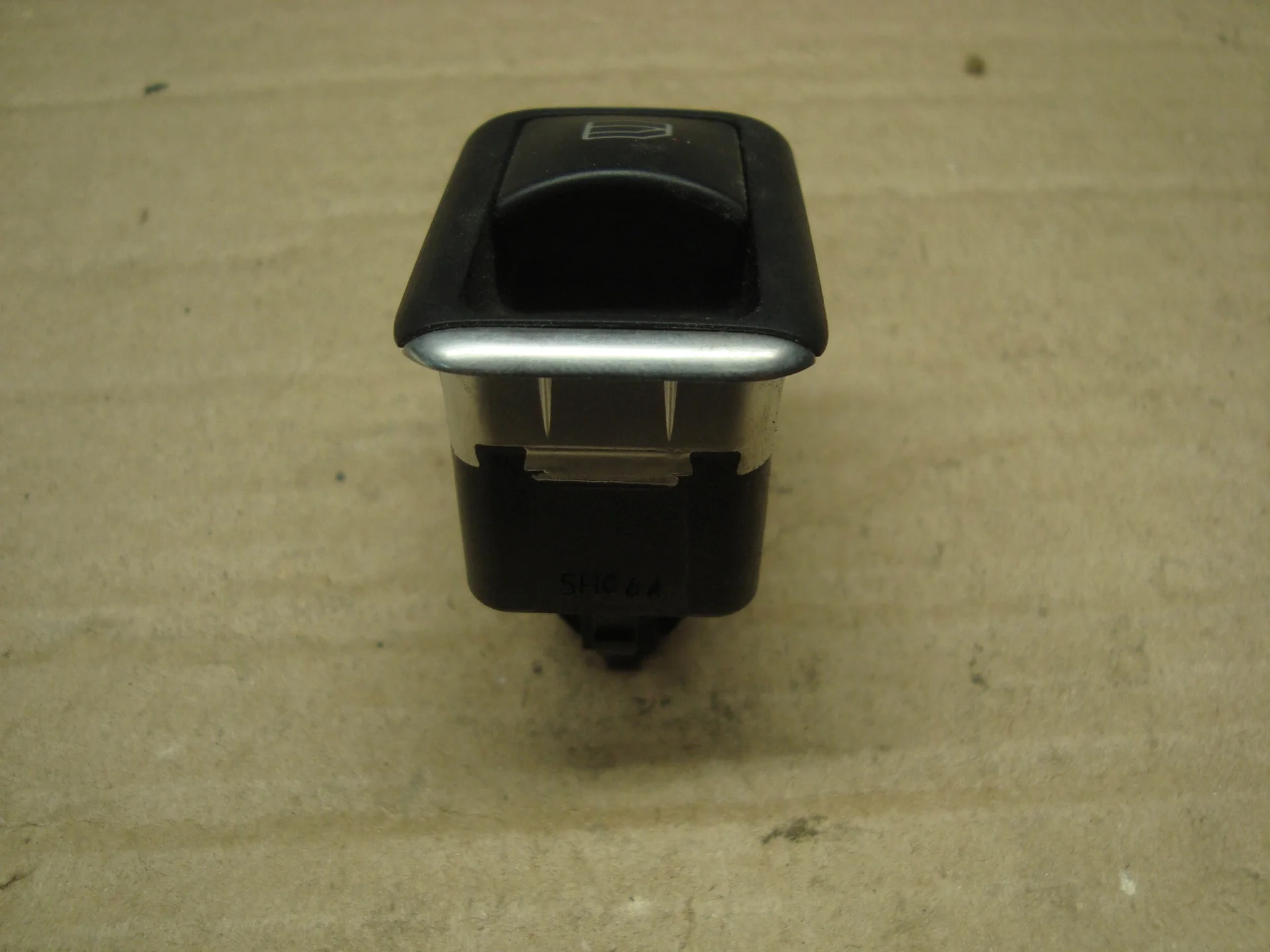 Кнопка стеклоподъёмника задняя Mercedes-Benz C117 270 A2049058102 - миниатюра 2