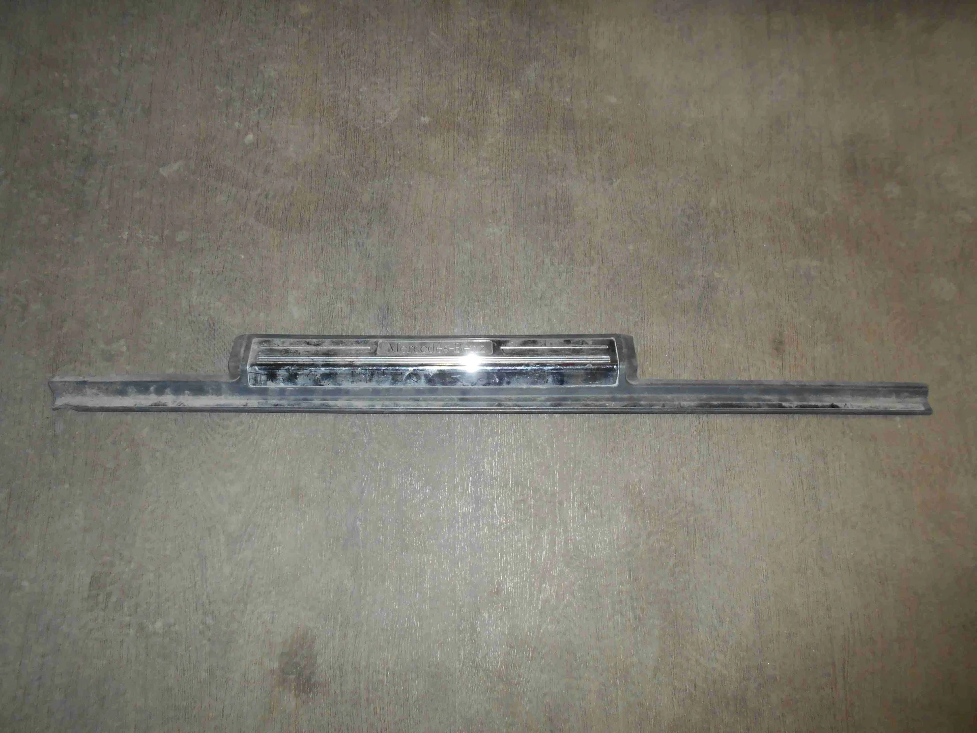 Накладка на порог внутренняя передняя левая Mercedes-Benz W220 A2206804335 - изображение 1