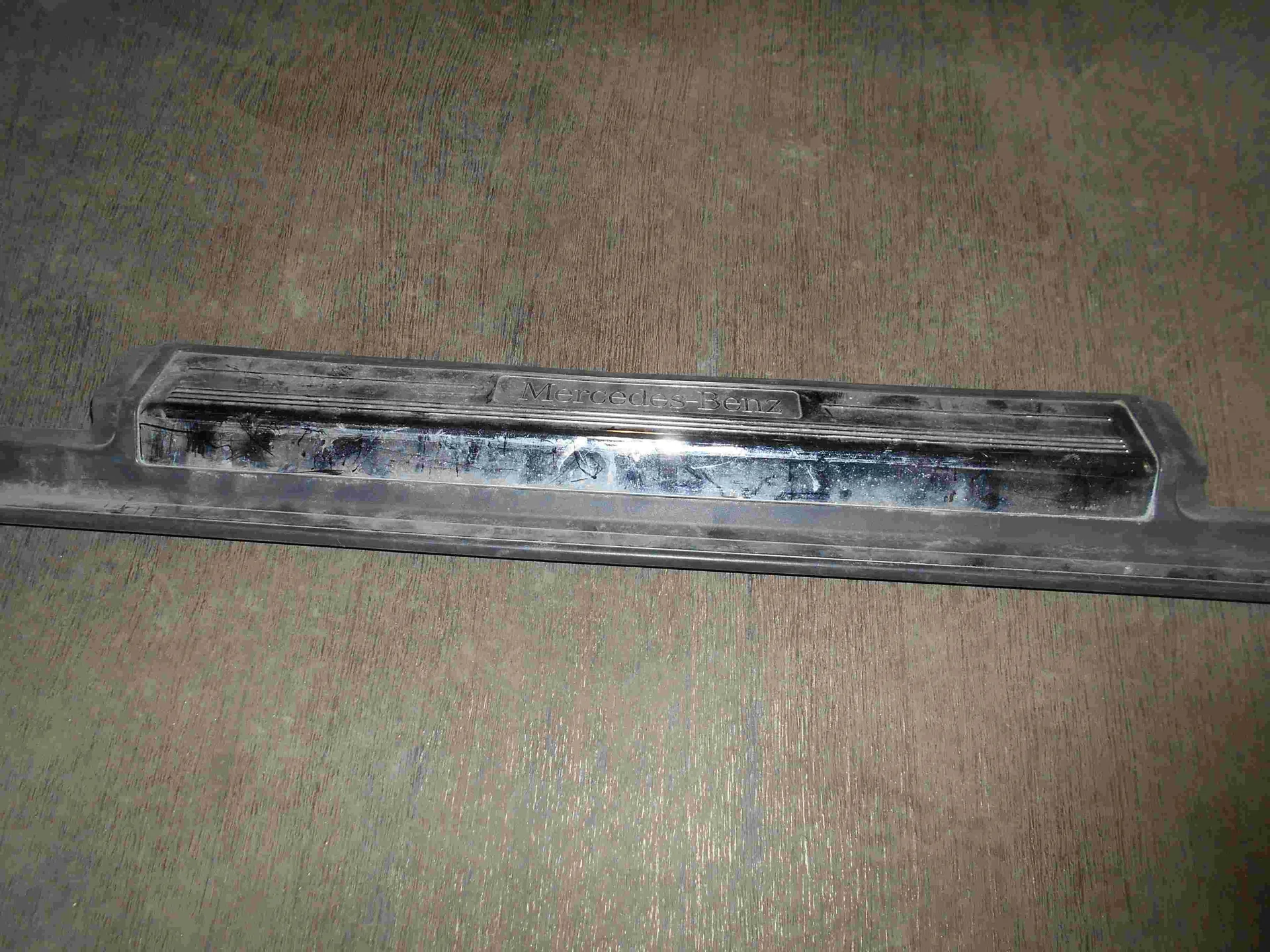 Накладка на порог внутренняя передняя левая Mercedes-Benz W220 A2206804335 - миниатюра 2