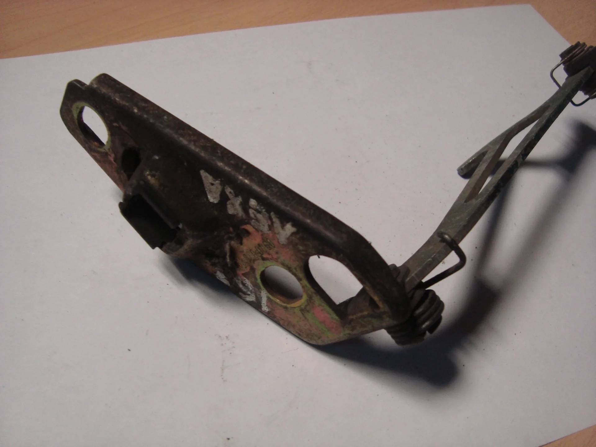 Предохранительный крюк капота Mercedes-Benz W163  A1638800060 - миниатюра 2
