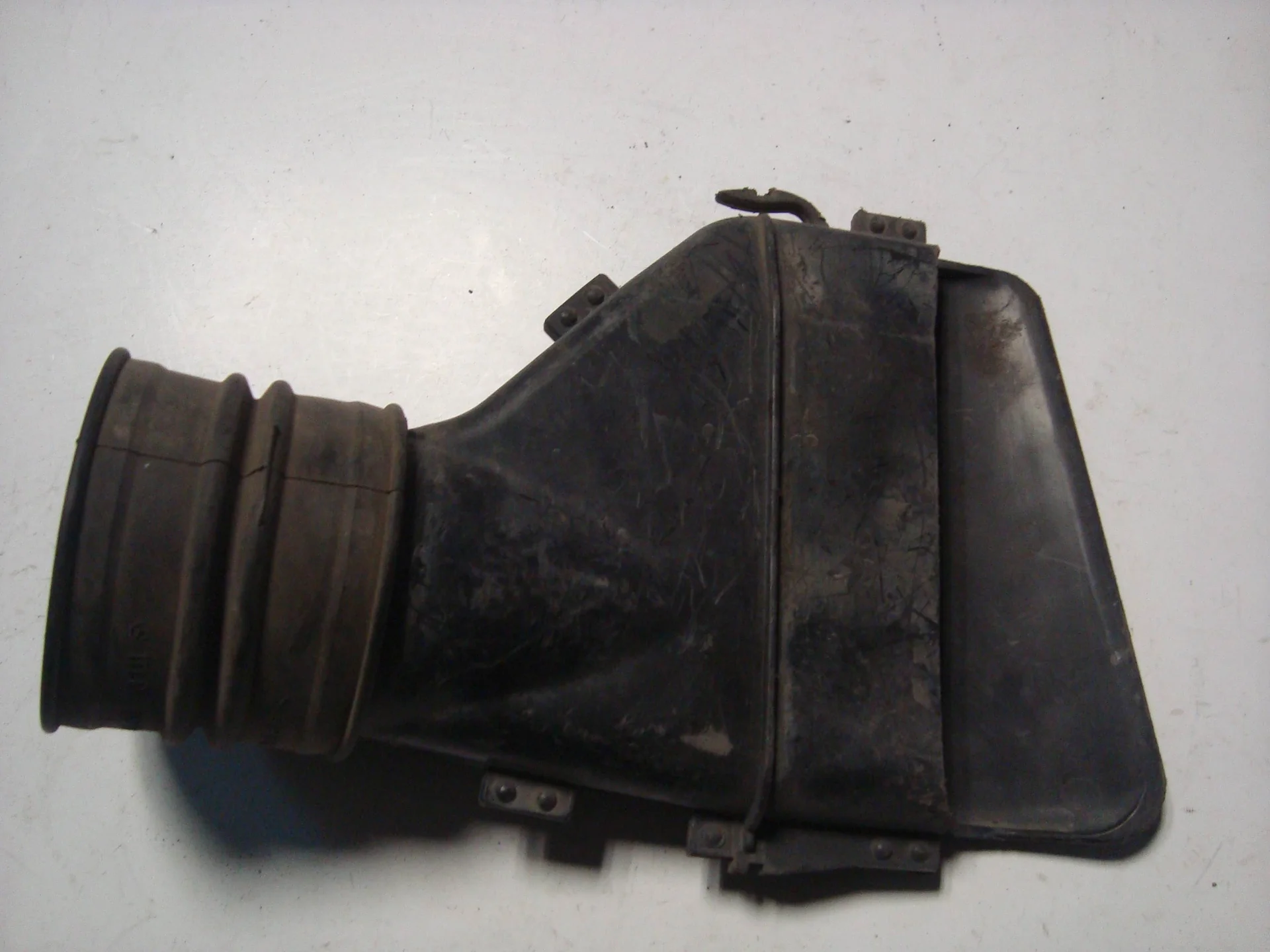 Воздухозаборник Mercedes-Benz W124 A1245280804 - миниатюра 2