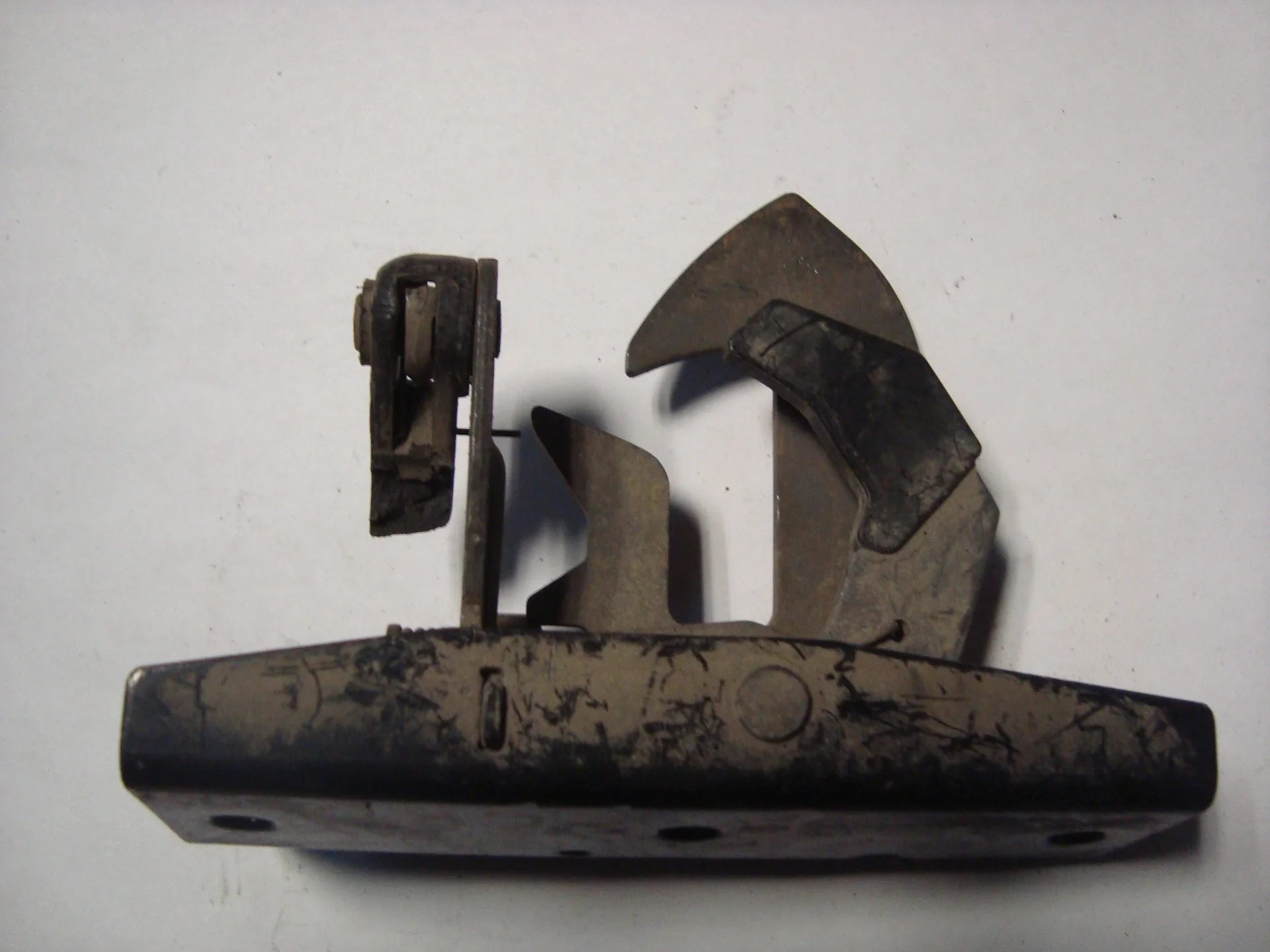 Предохранительный крюк капота Mercedes-Benz W211 A2118800264 - миниатюра 2